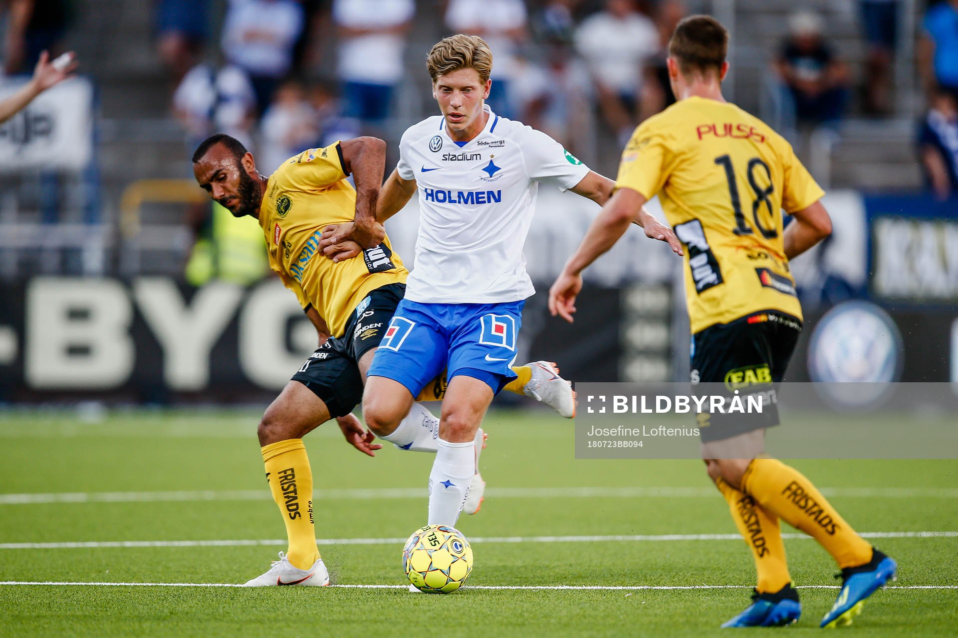 Elfsborgs Issam Jebali och Simon Olsson försvarar mot