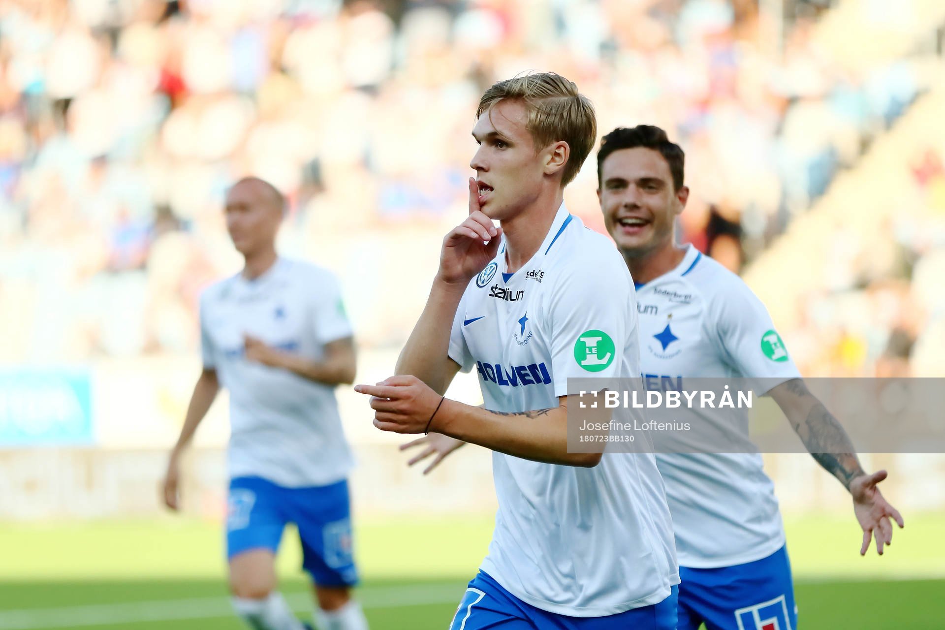 Norrköpings Arnór Sigurdsson jublar med David Moberg Karlsson bakom sig efter att han gjort mål 1-0 under fotbollsmatchen i Allsvenskan mellan Norrköping och Elfsborg den 23 juli 2018 i Norrköping.