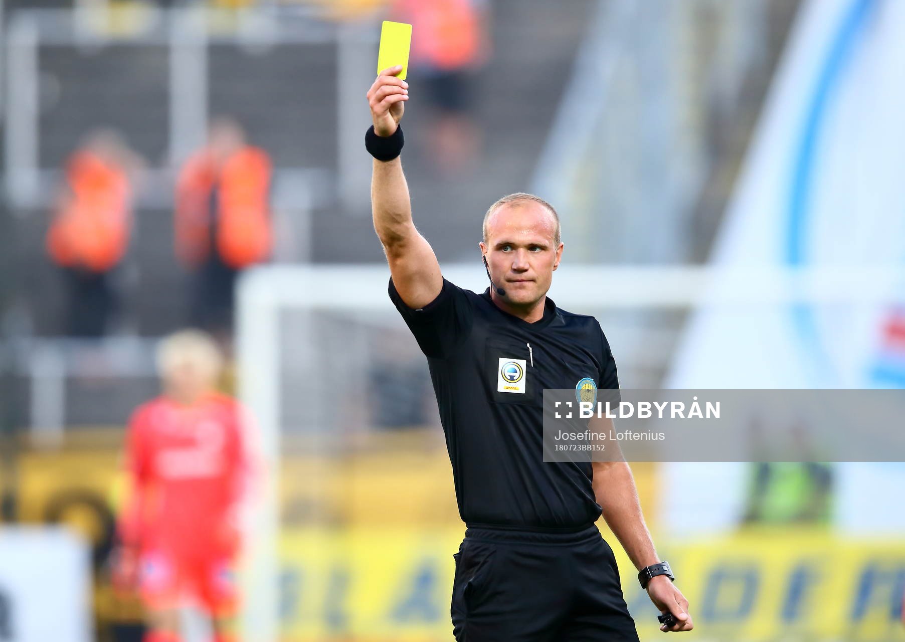 Domare Patrik Eriksson visar gult kort till Elfsborgs Ibrahim Dresevic (ej i bild) under fotbollsmatchen i Allsvenskan mellan Norrköping och Elfsborg den 23 juli 2018 i Norrköping.