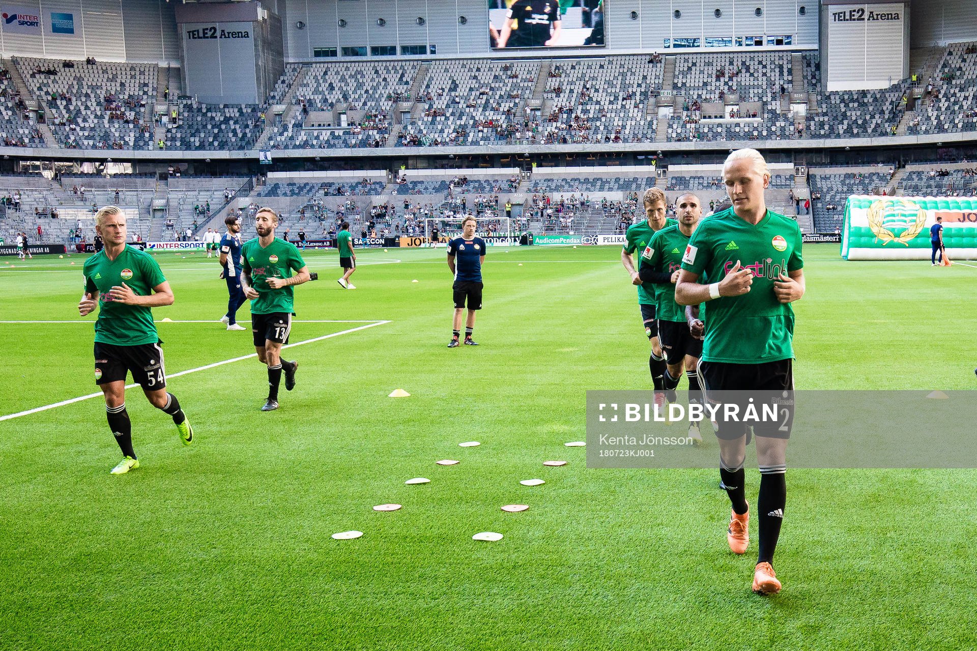 Dalkurds spelare värmer upp innan fotbollsmatchen i