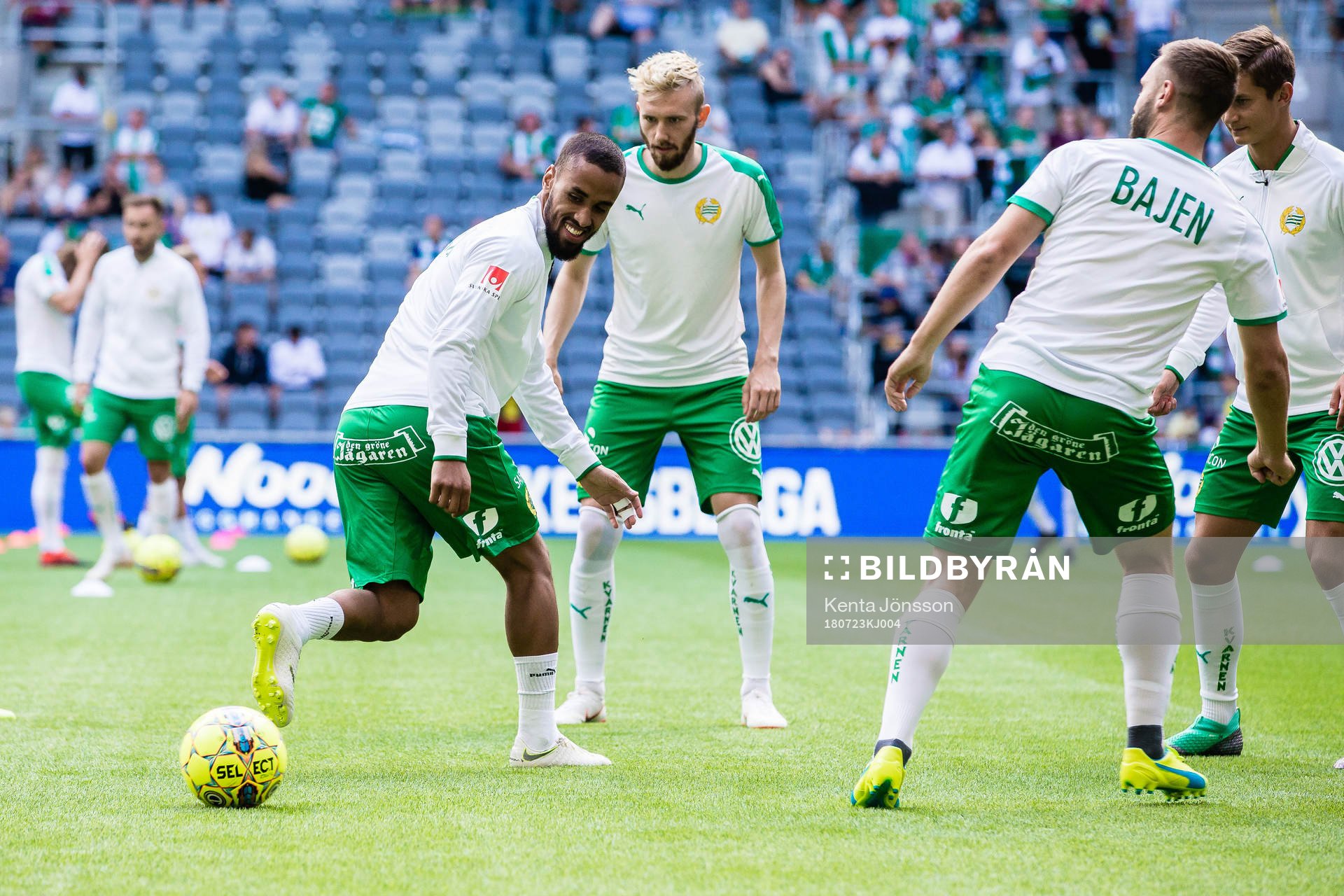 Hammarbys Junes Barny värmer upp innan fotbollsmatchen i