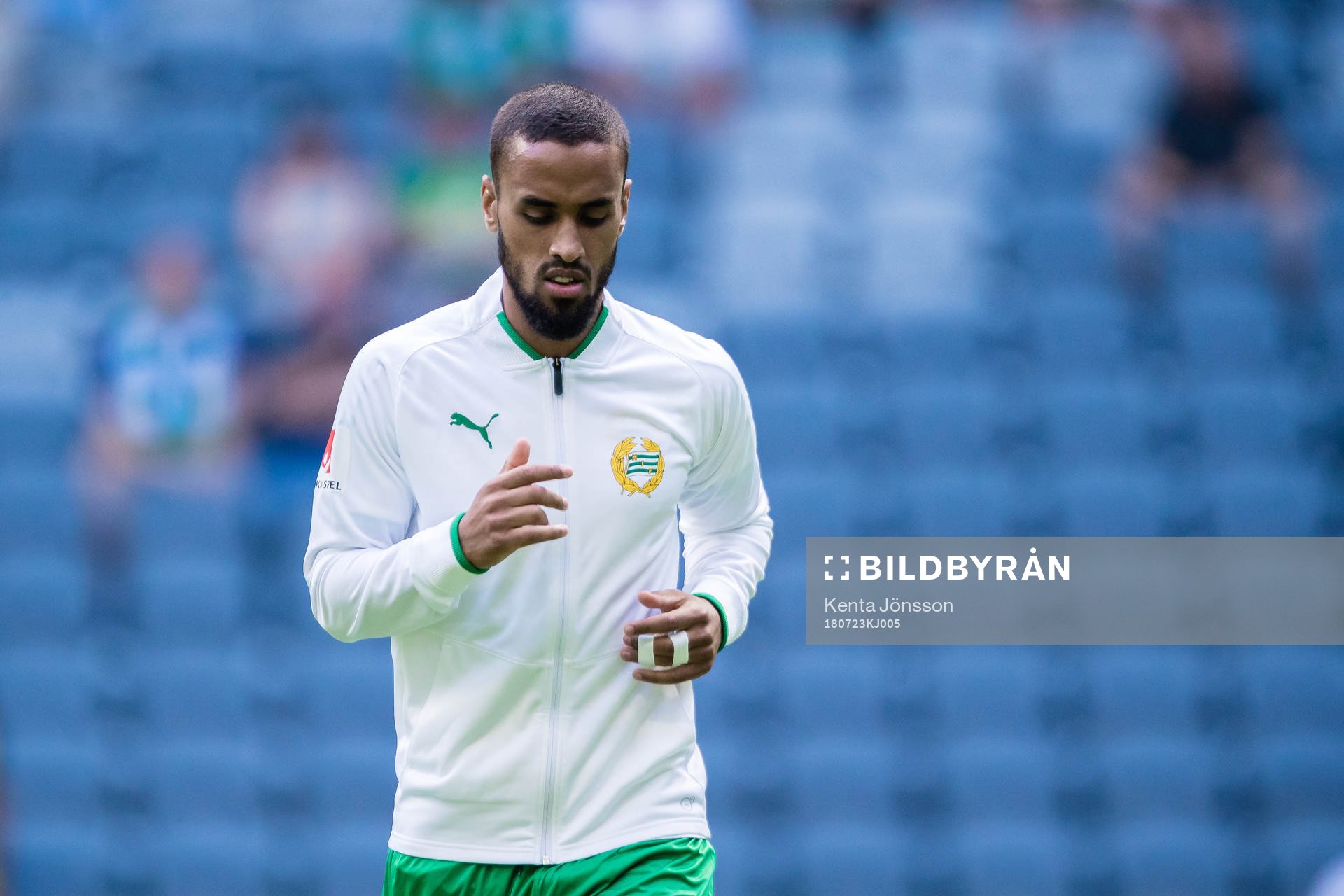 Hammarbys Junes Barny värmer upp innan fotbollsmatchen i