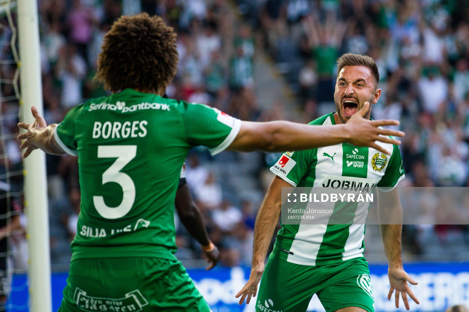 Hammarbys Muamer Tankovic jublar med Egzon Binaku efter 2-0 under fotbollsmatchen i Allsvenskan mellan Hammarby och Dalkurd den 23 Juli 2018 i Stockholm.