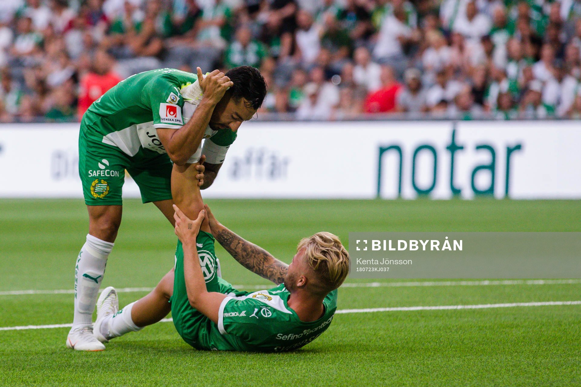 Hammarbys Jiloan Hamad hjälper Sander Svendsen som har ont