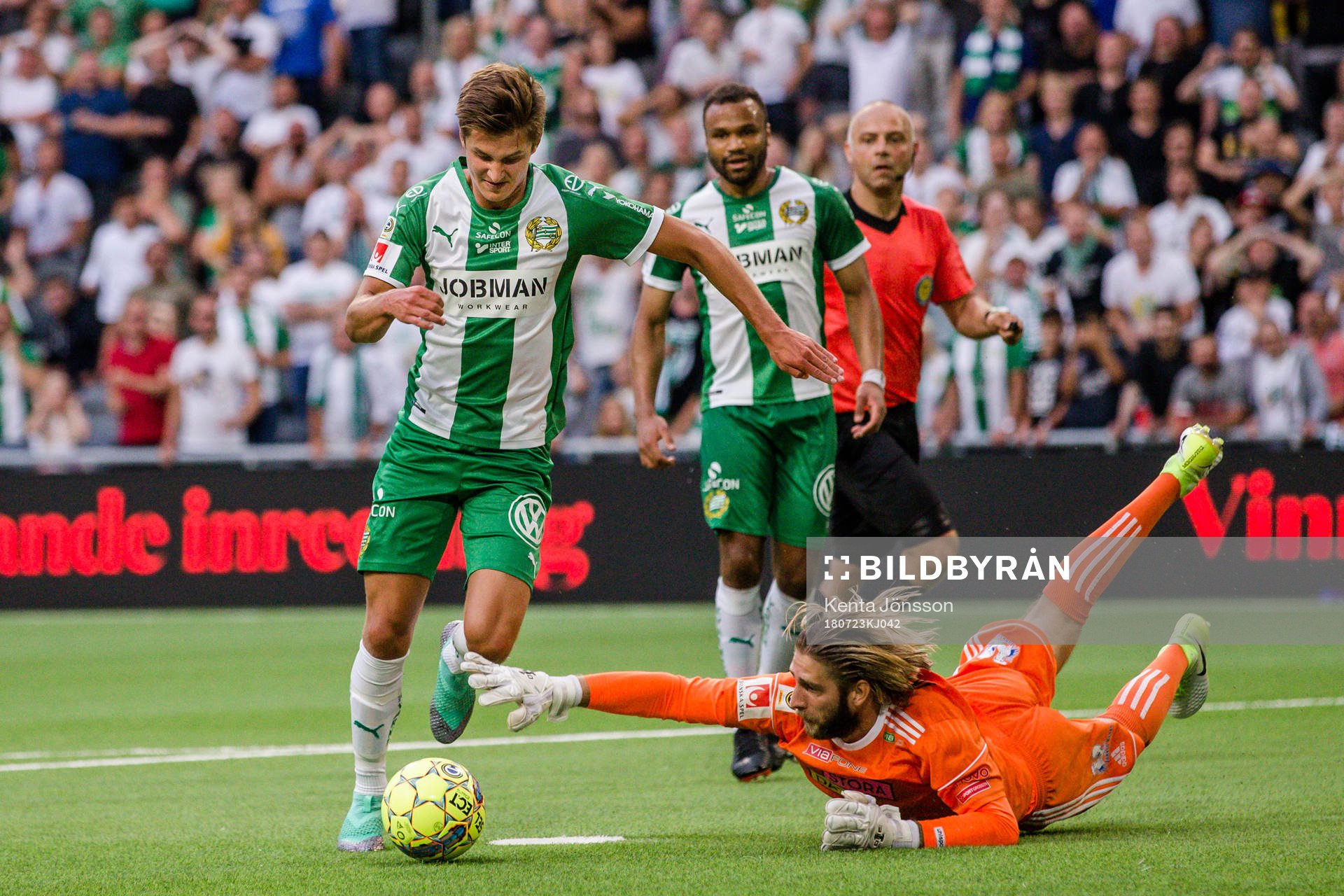 Hammarbys Leo Bengtsson och Dalkurds målvakt Stefan van