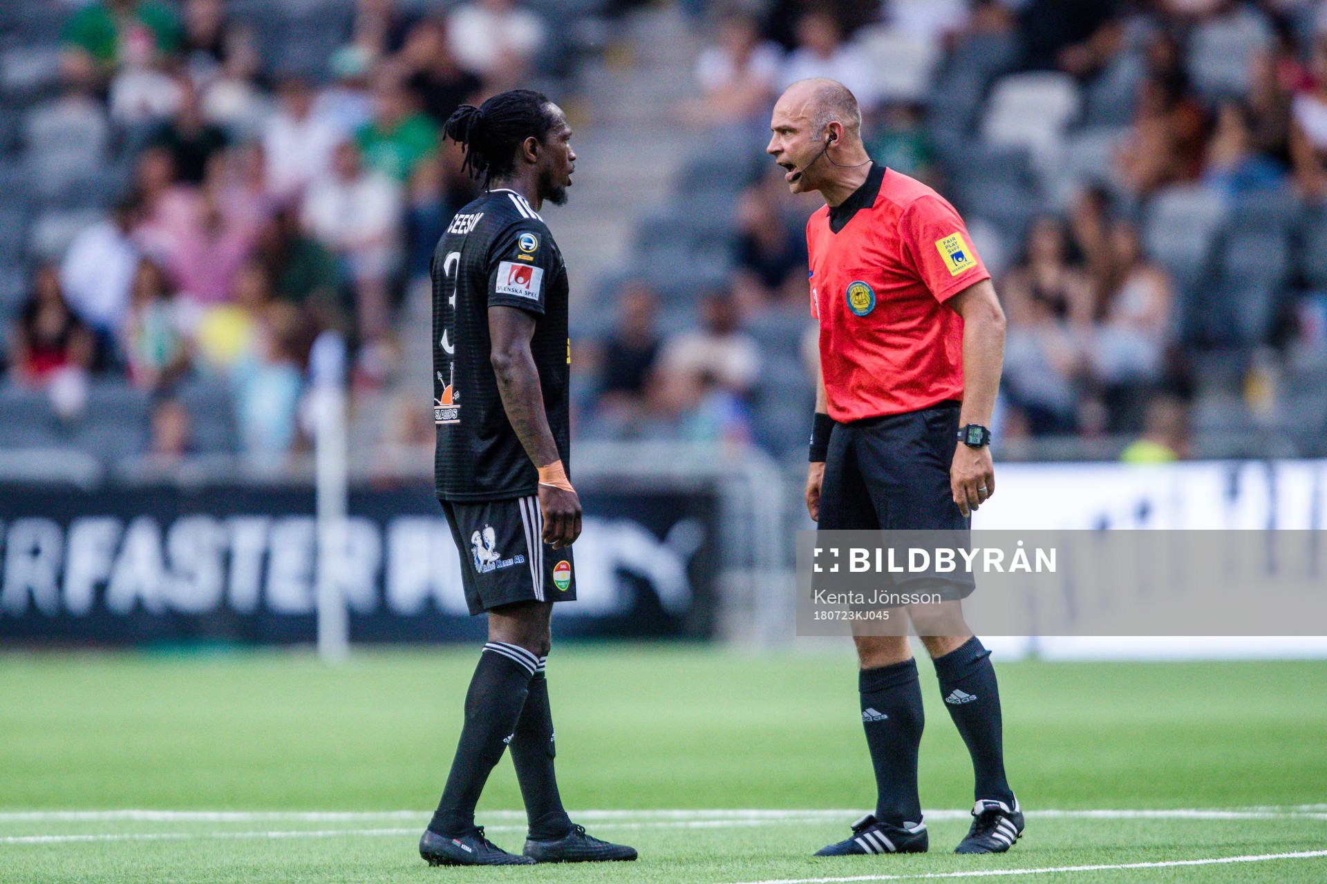 Dalkurds Kebba Ceesay i diskussion med domare Robert Daradic