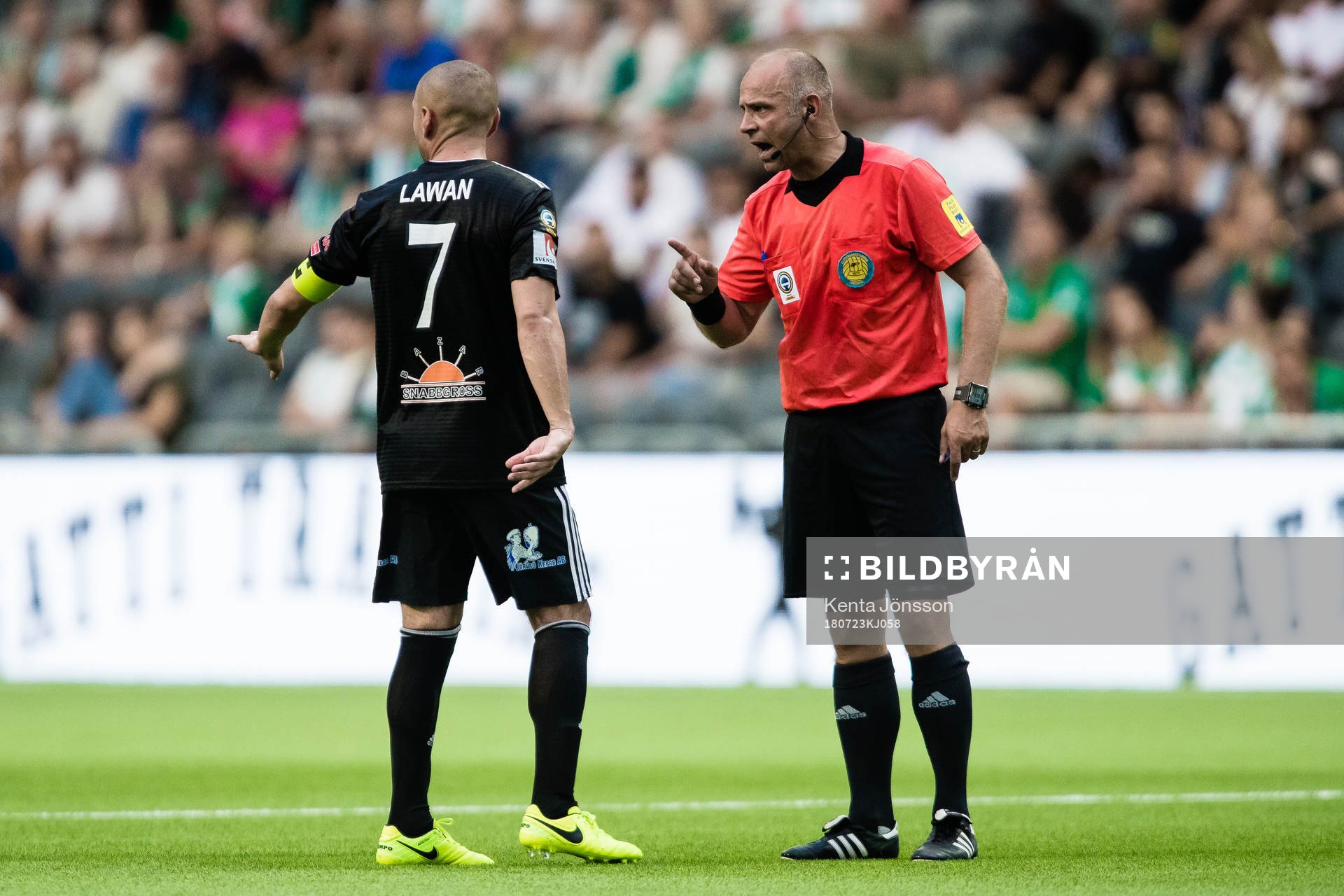 Domare Robert Daradic i samtal med Dalkurds Rawez Lawan