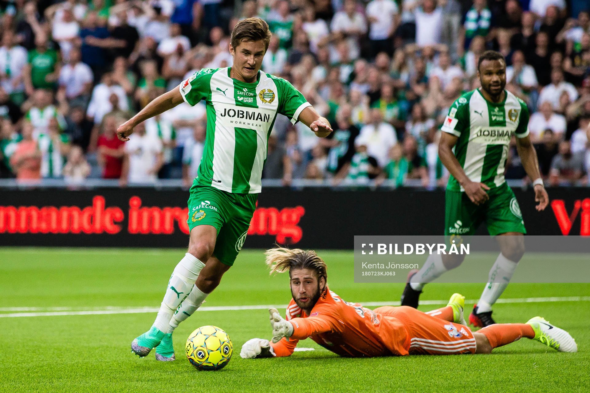 Hammarbys Leo Bengtsson rundar Dalkurds målvakt Stefan van
