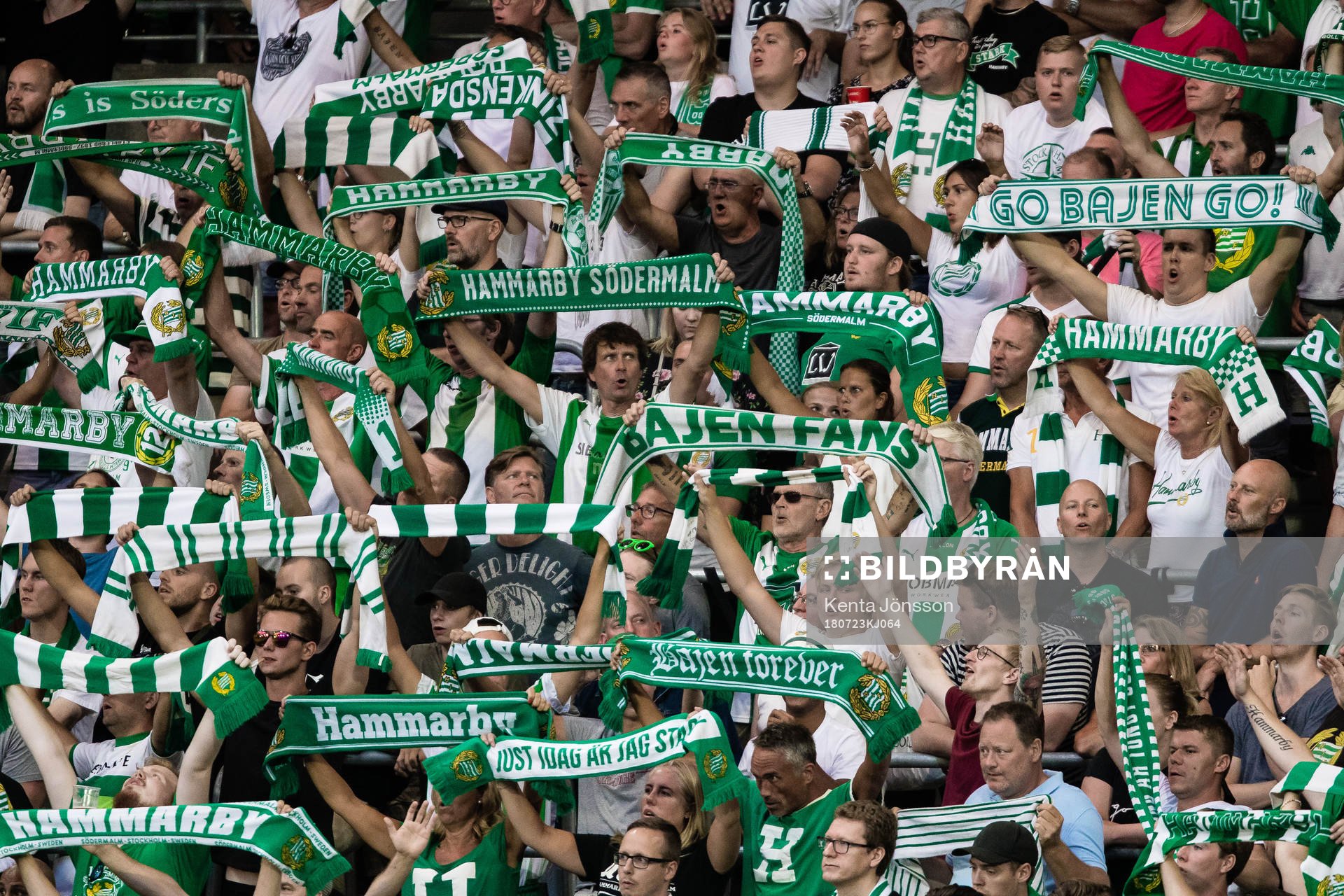 Hammarbys supportrar med halsdukar
