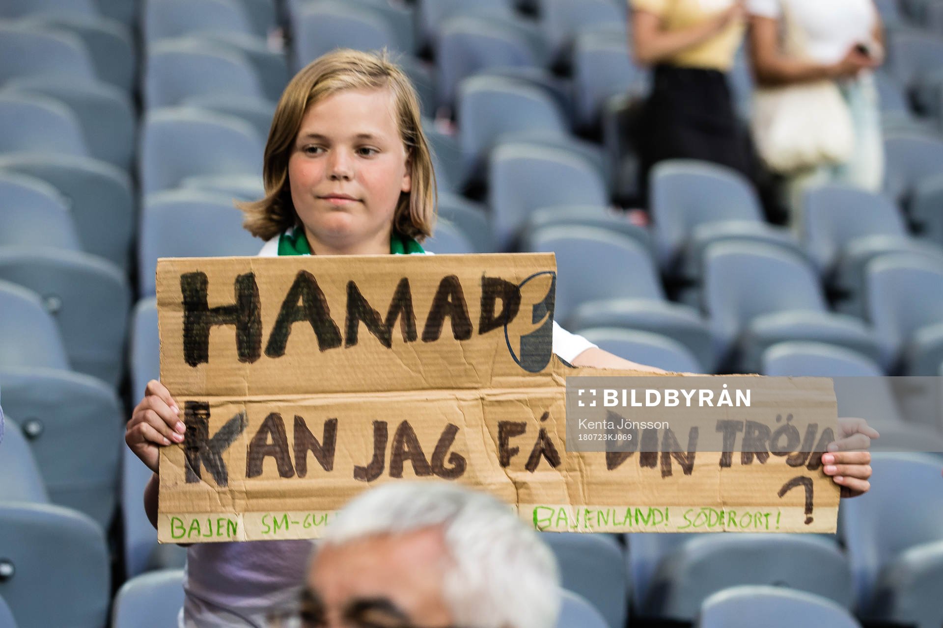 En ung Hammarbys supporter med en skylt med texten Hamad -