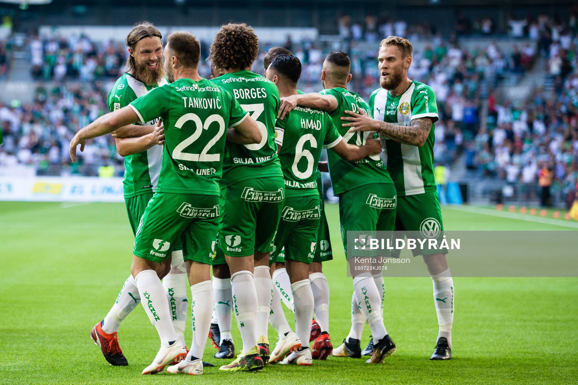 Hammarbys Muamer Tankovic jublar med Björn Paulsen och lagkamrater efter 2-0 under fotbollsmatchen i Allsvenskan mellan Hammarby och Dalkurd den 23 Juli 2018 i Stockholm.