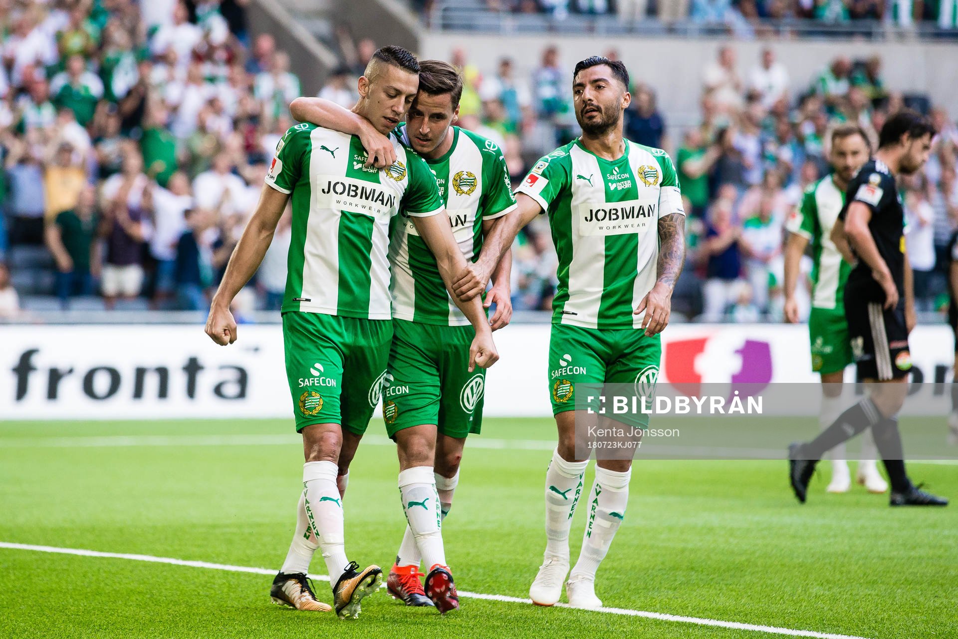 Hammarbys Nikola Djurdjic (v) kramas om av Jeppe Andersen