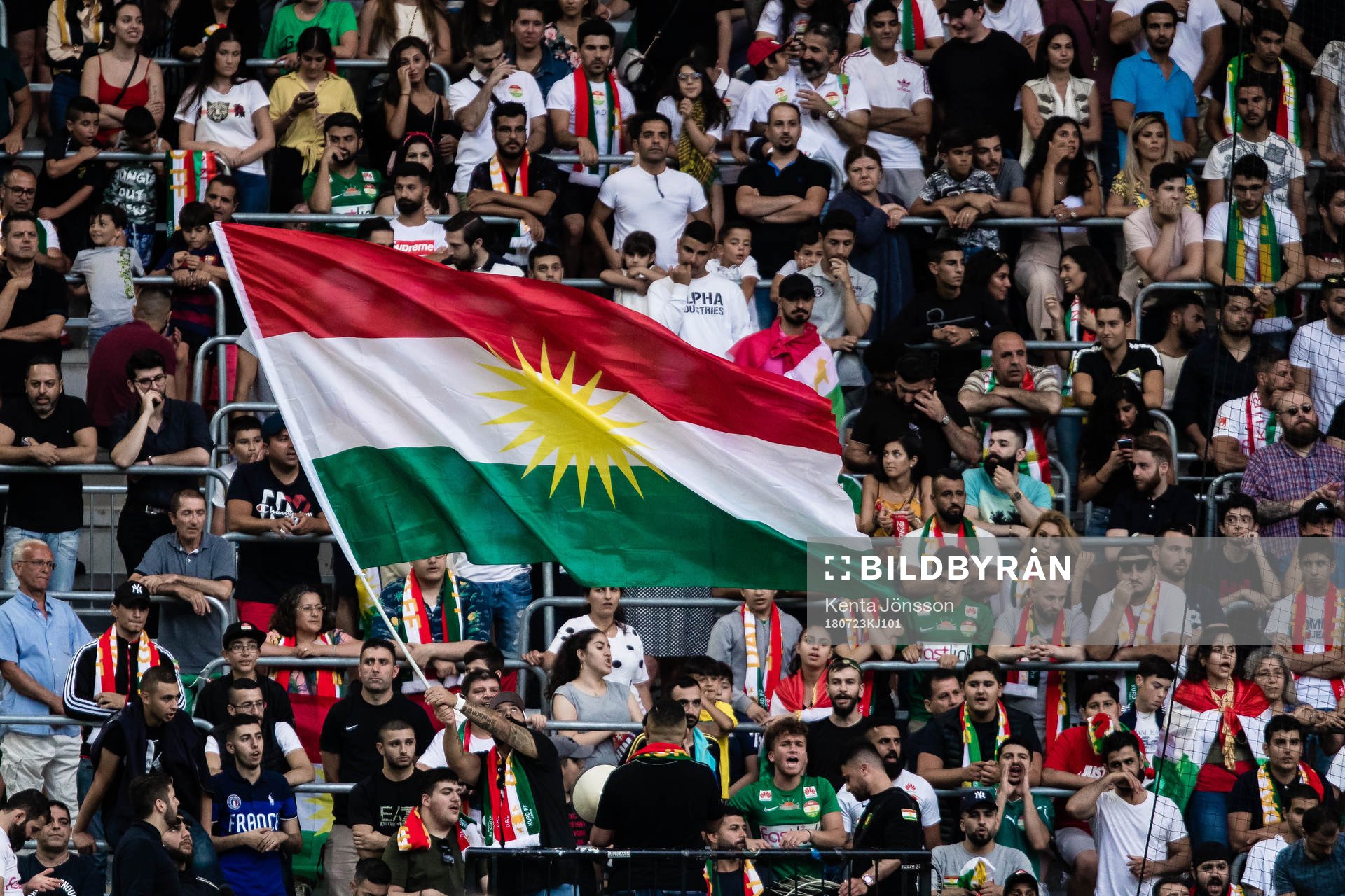Dalkurds supportrar med en flagga