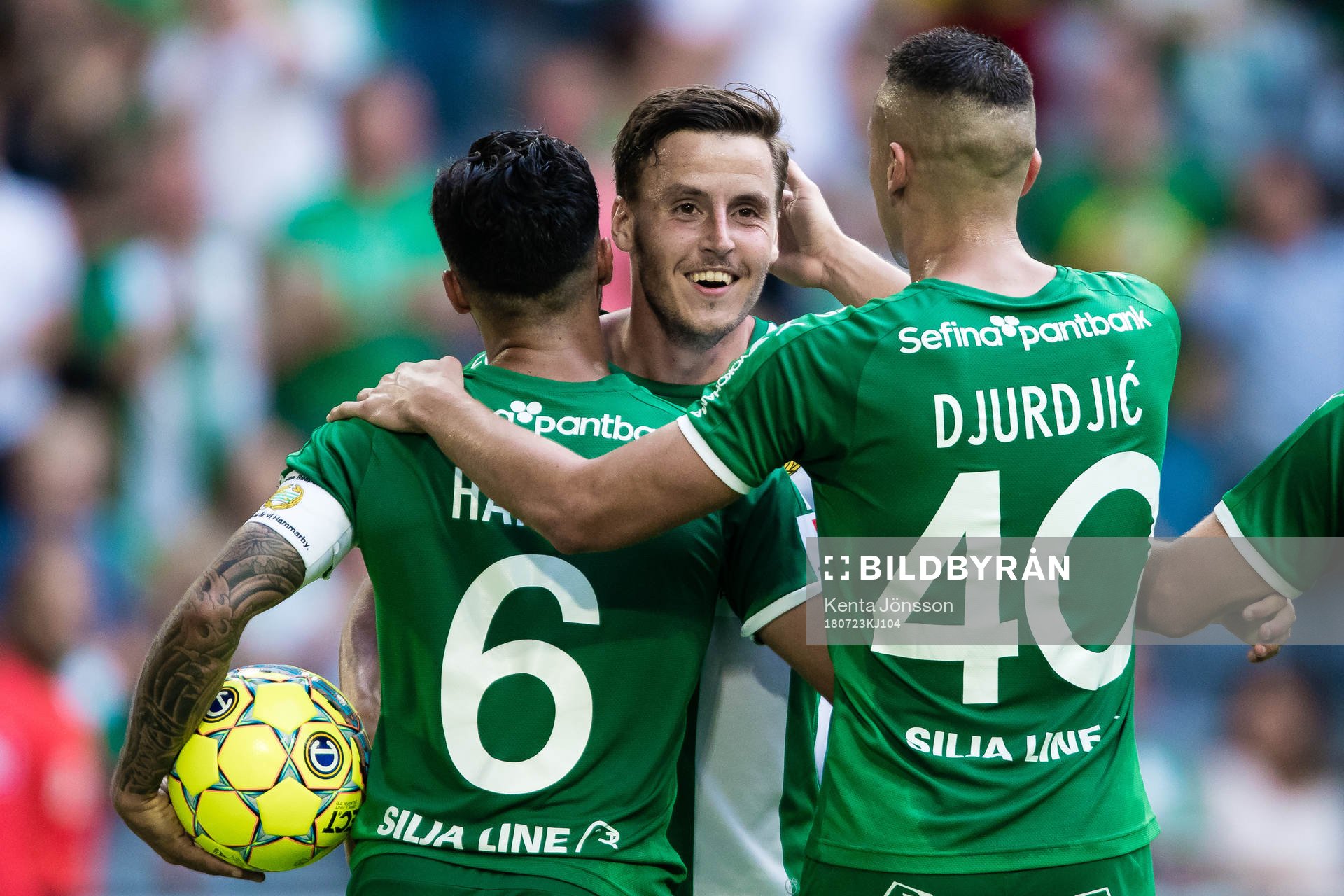 Hammarbys Jeppe Andersen jublar med Jiloan Hamad och Nikola