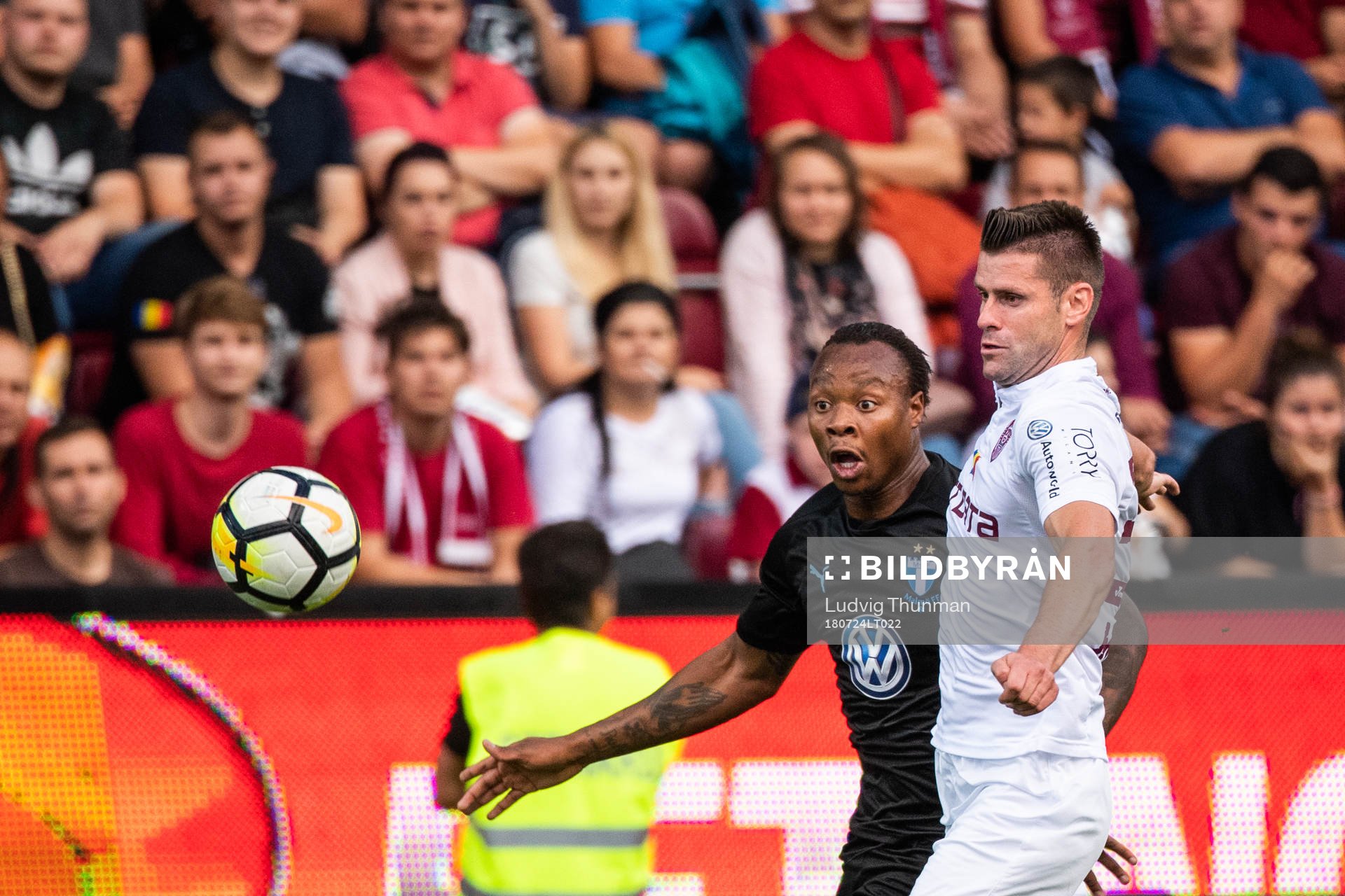 Carlos Strandberg of Malmö FF and Andrei Mureșan of Cluj
