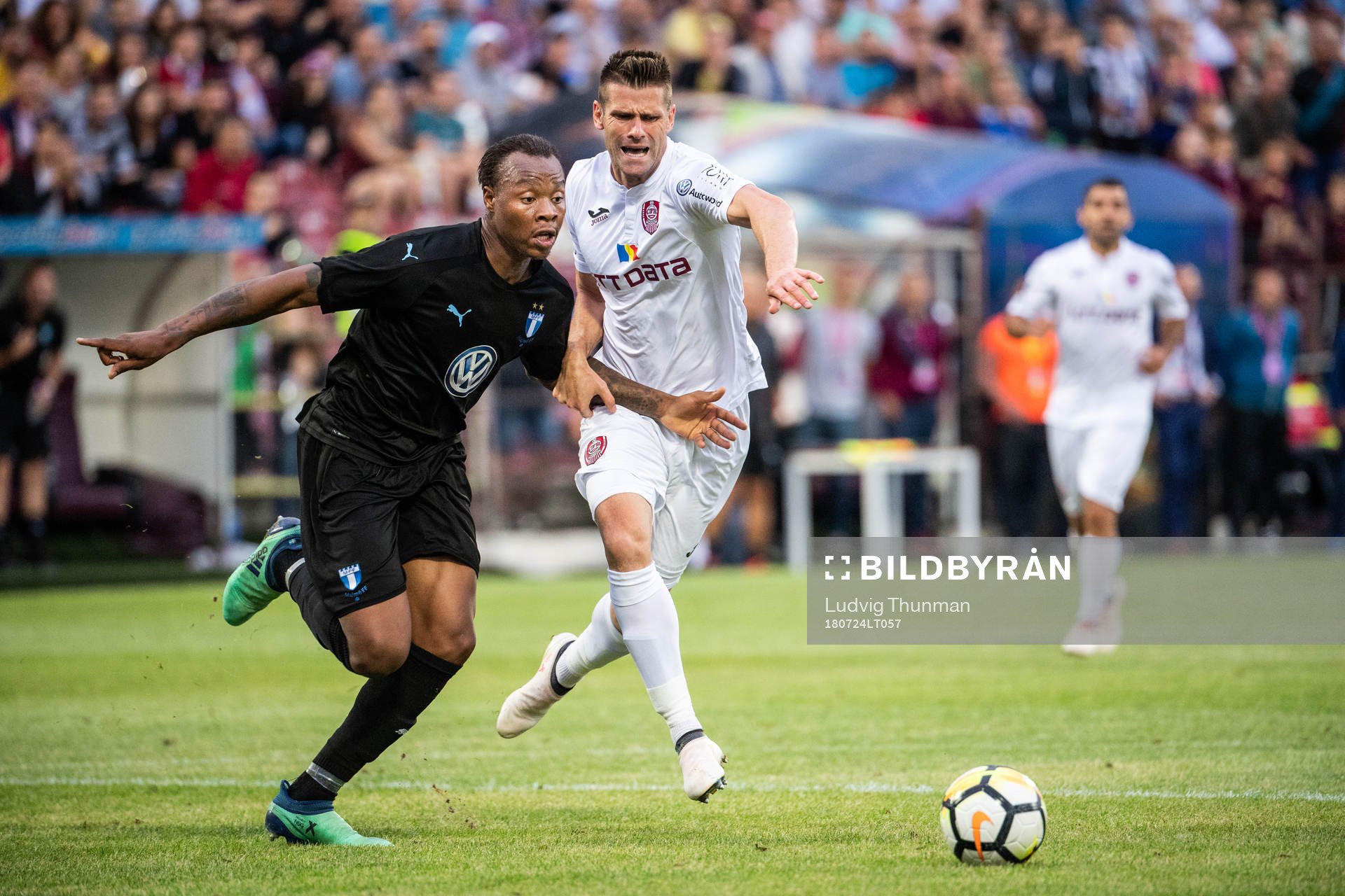 Carlos Strandberg of Malmö FF and Andrei Mureșan of Cluj