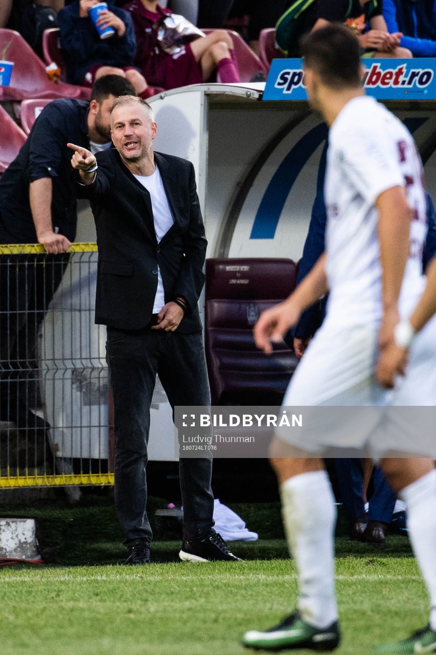 Head coach Edward Iordanescu of Cluj points