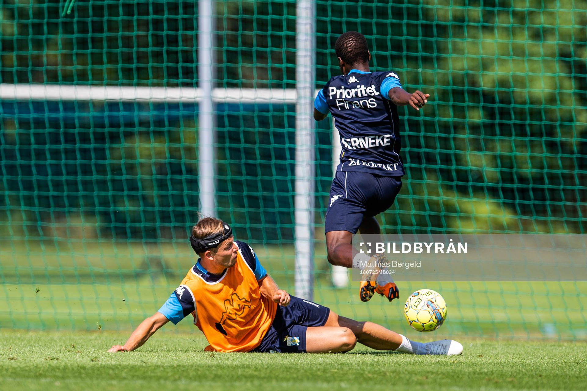 Daniel Björkman glidtacklar Alhassan Yusuf