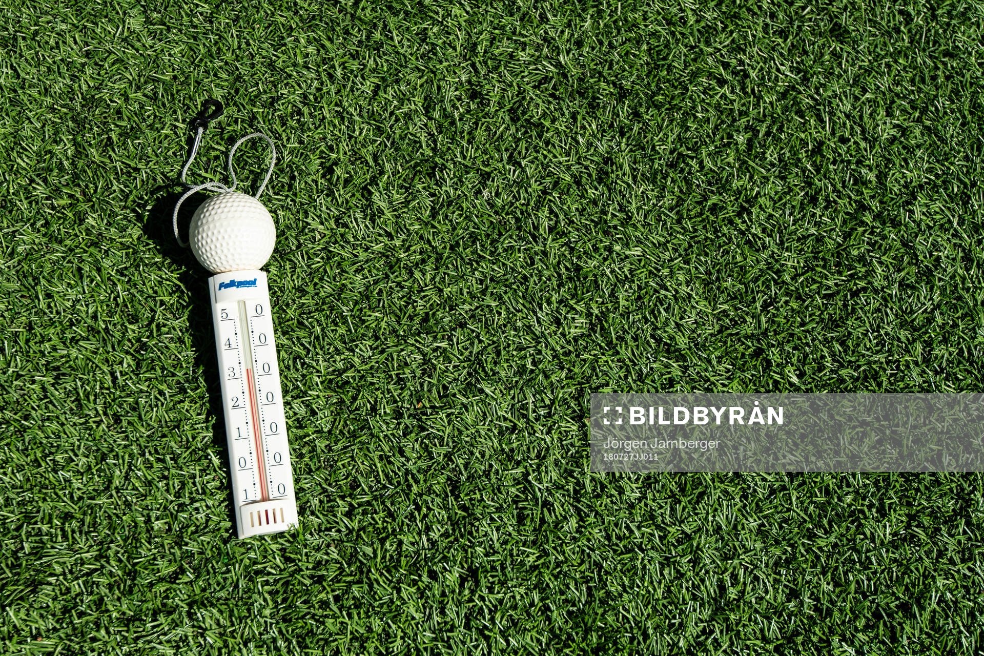 En termometer visar 33 grader varmt
