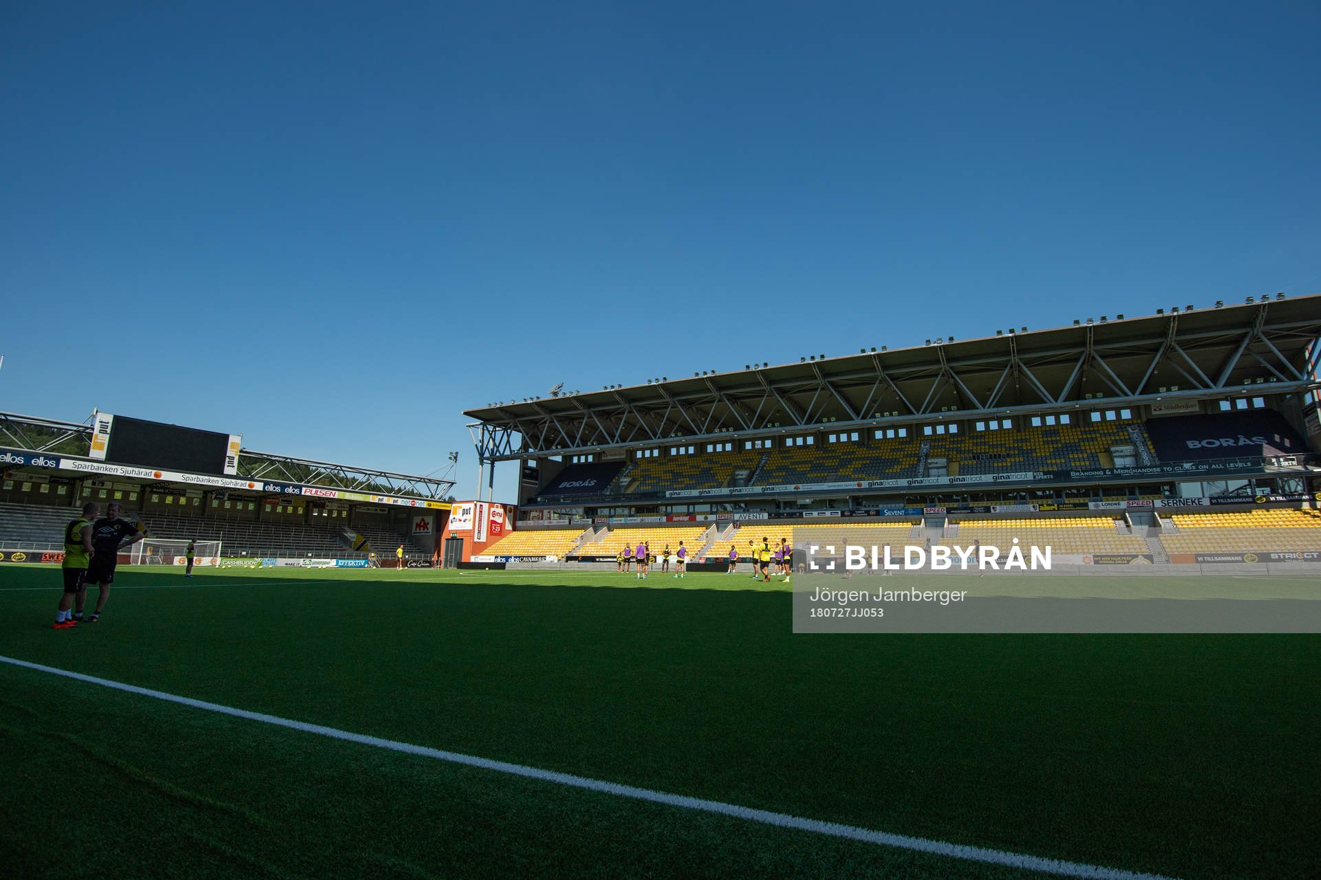 Blå himmel över Borås arena