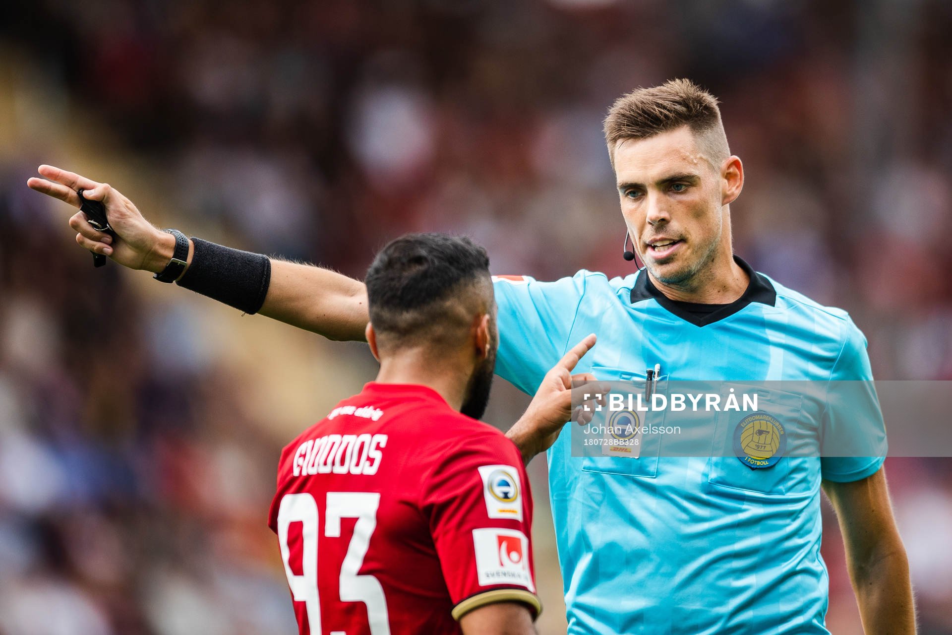 Östersunds Saman Ghoddos i diskussion med domare Magnus