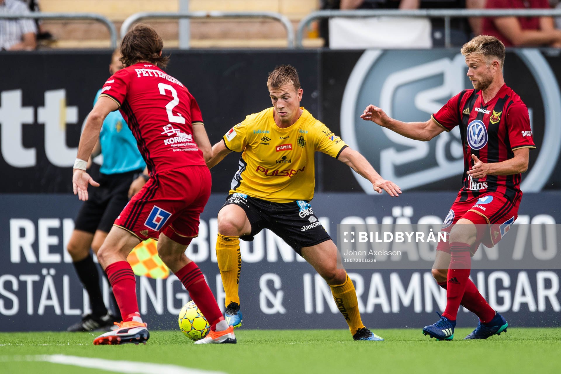 Östersunds Tom Pettersson och Dennis Widgren i kamp om