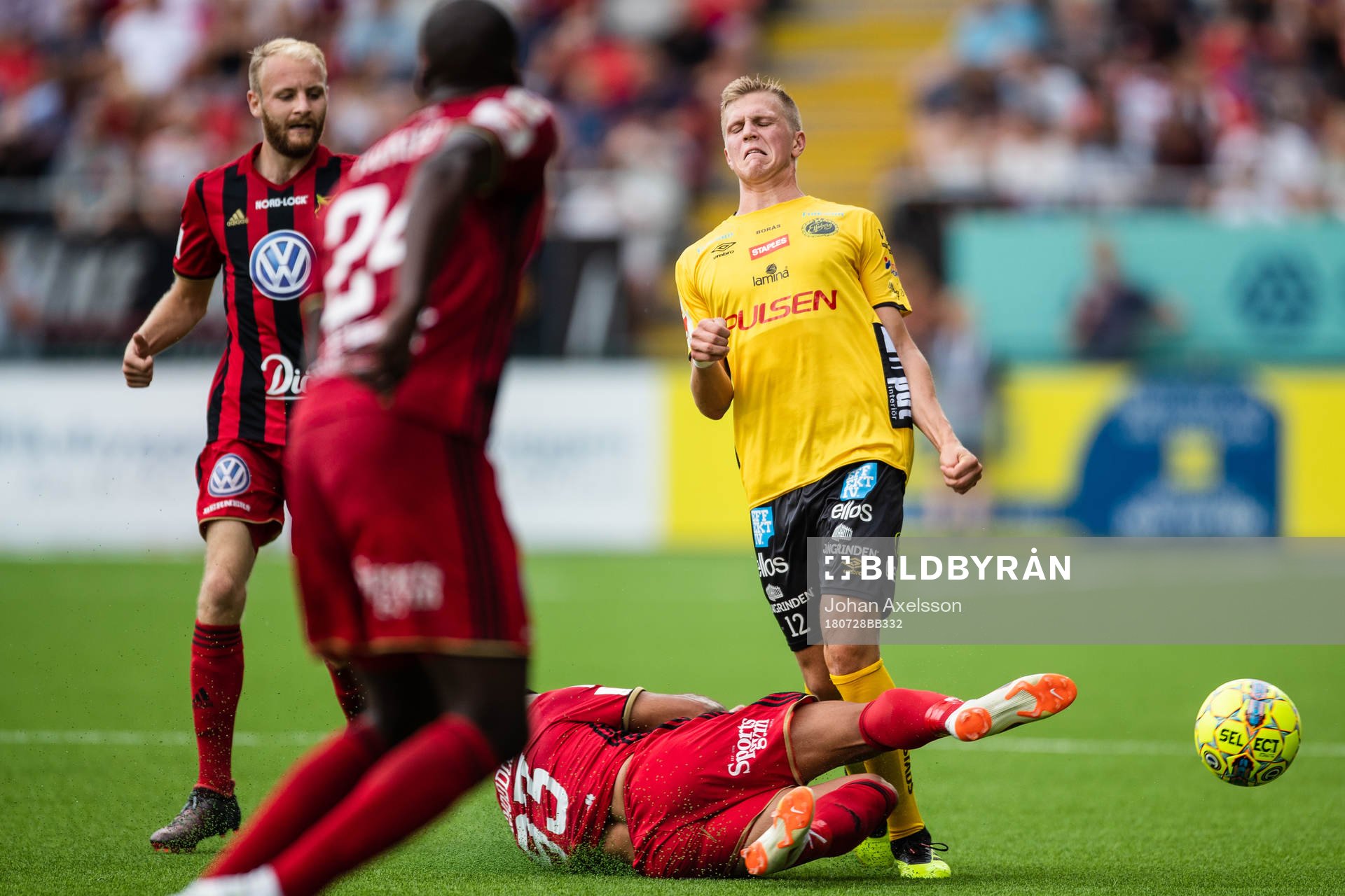 Östersunds Saman Ghoddos glidtacklar mot Elfsborgs Joakim