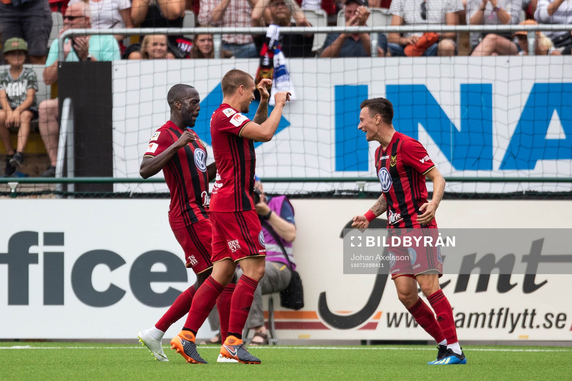 Östersunds Ronald Mukiibi och Douglas Bergqvist jublar med
