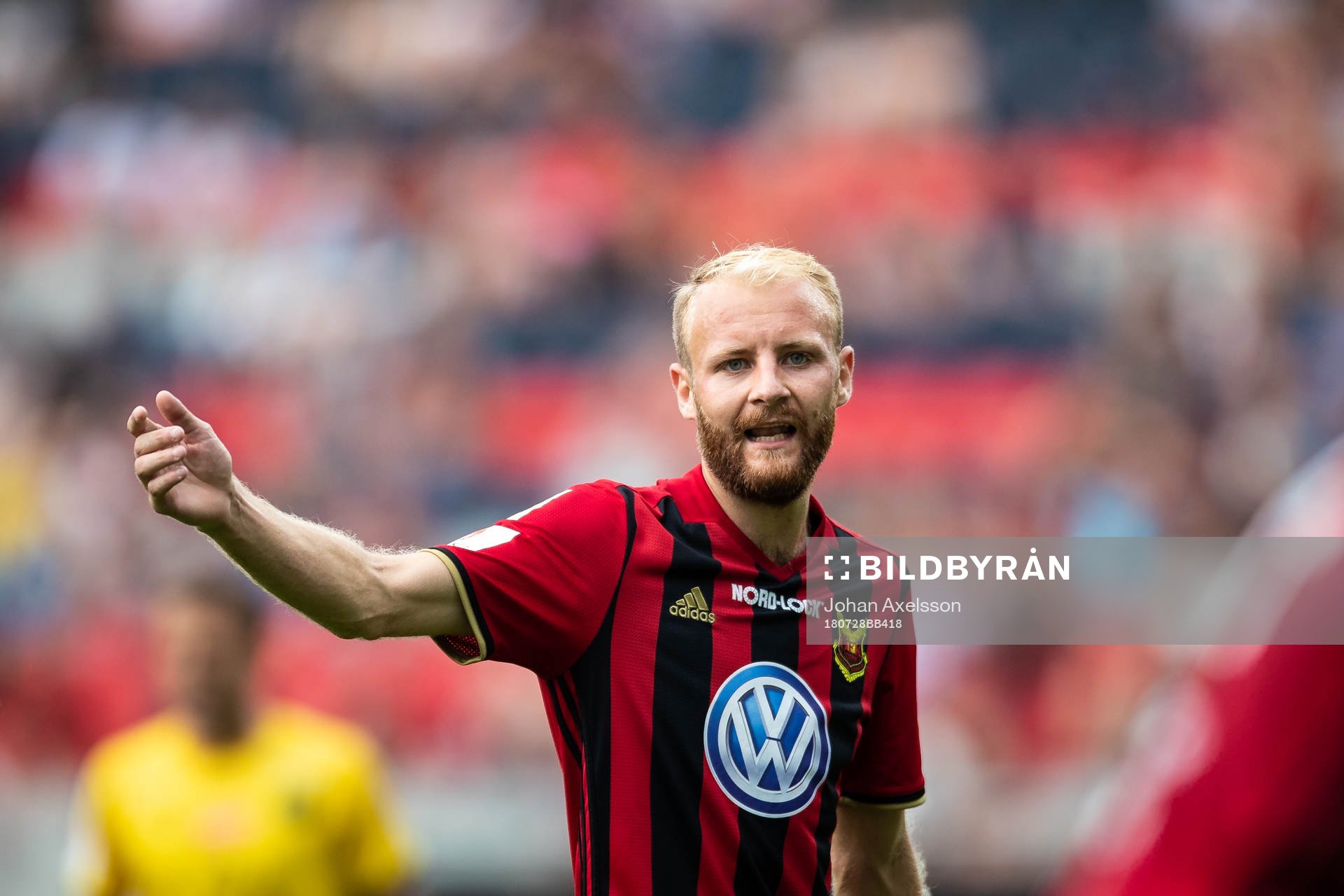 Östersunds Curtis Edwards reagerar mot ett domslut