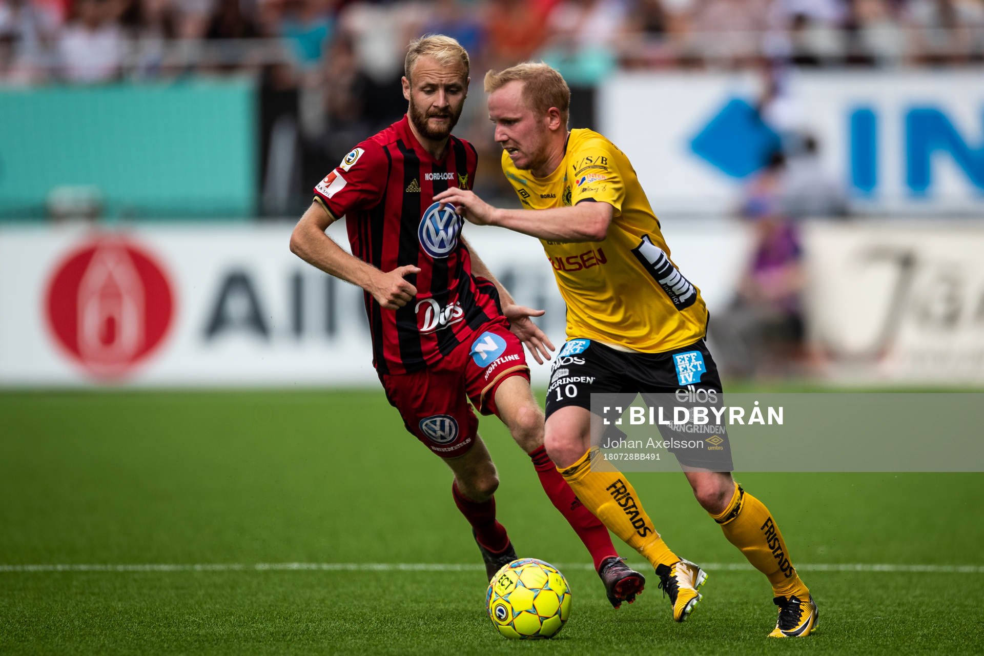Östersunds Curtis Edwards och Elfsborgs Simon Lundevall i
