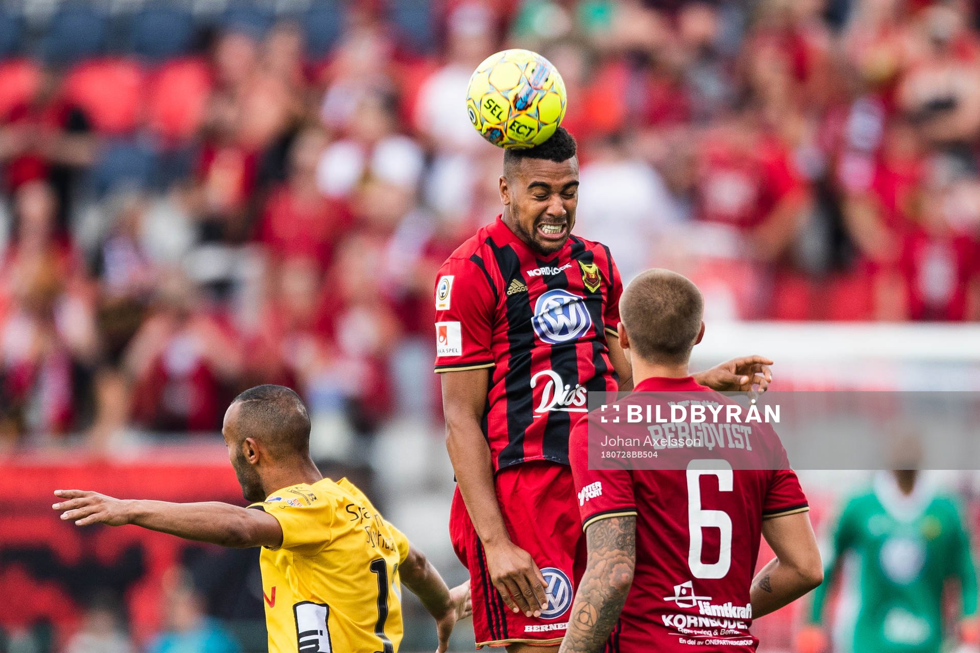 Elfsborgs Issam Jebali och Östersunds Noah Sonko Sundberg i kamp om bollen under fotbollsmatchen i Allsvenskan mellan Östersund och Elfsborg den 28 juli 2018 i Östersund.