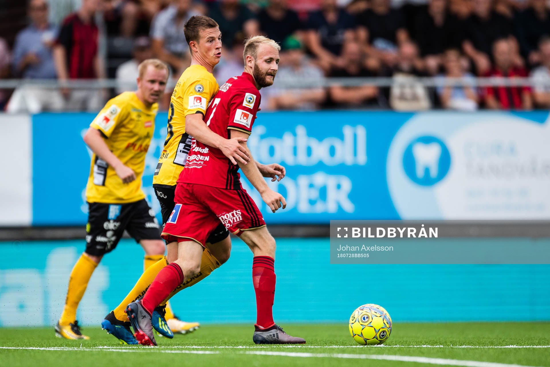 Elfsborgs Simon Olsson och Östersunds Curtis Edwards i