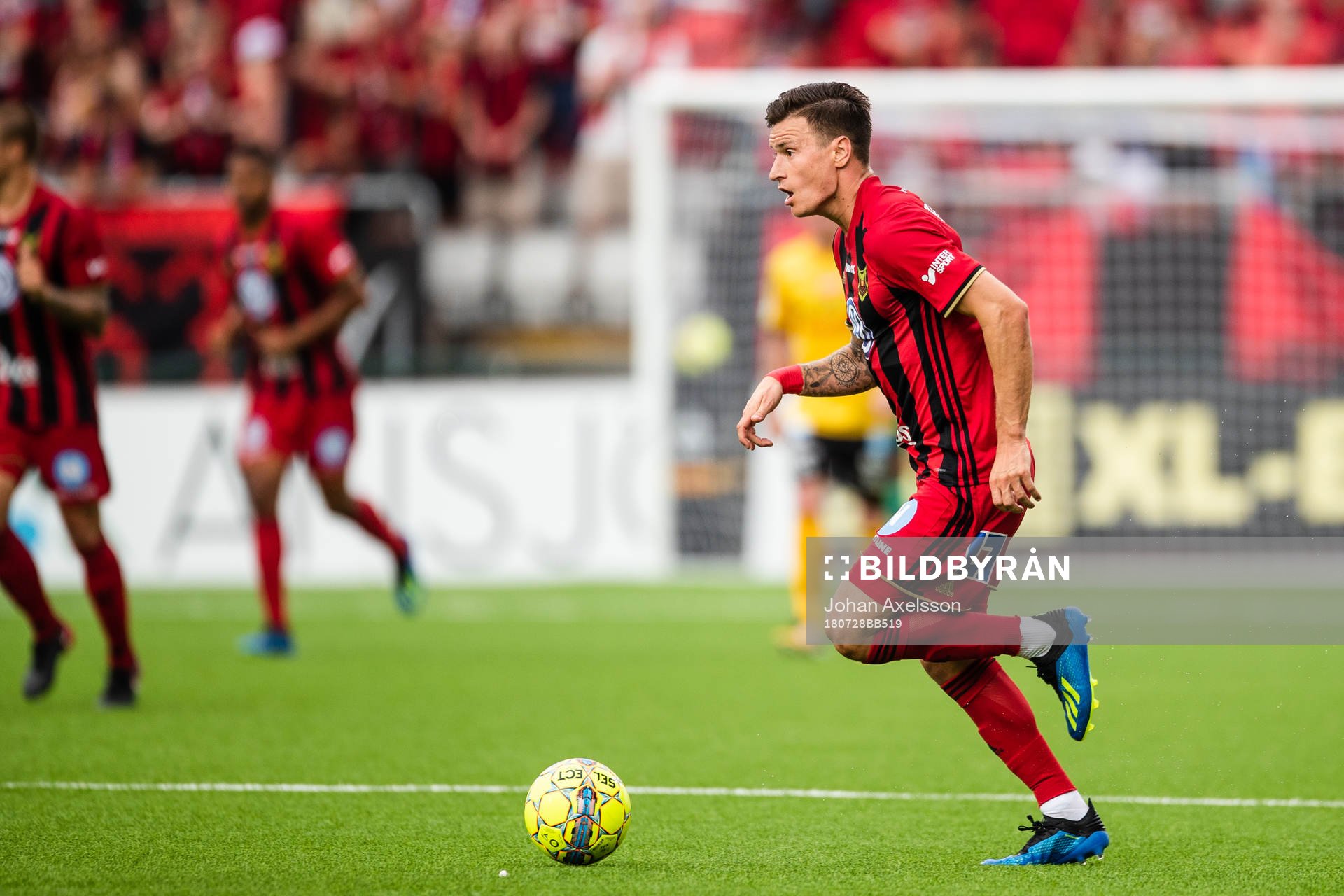 Östersunds Jamie Hopcutt driver bollen