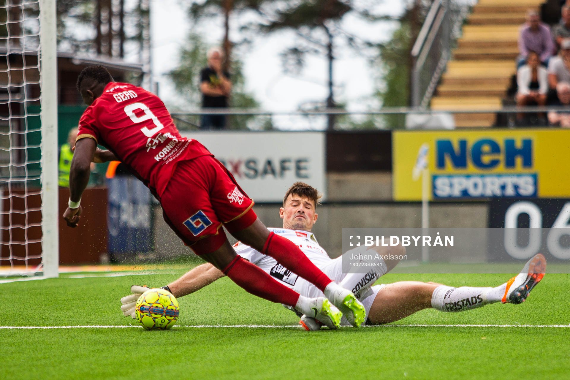 Östersunds Salisu Abdullahi Gero faller