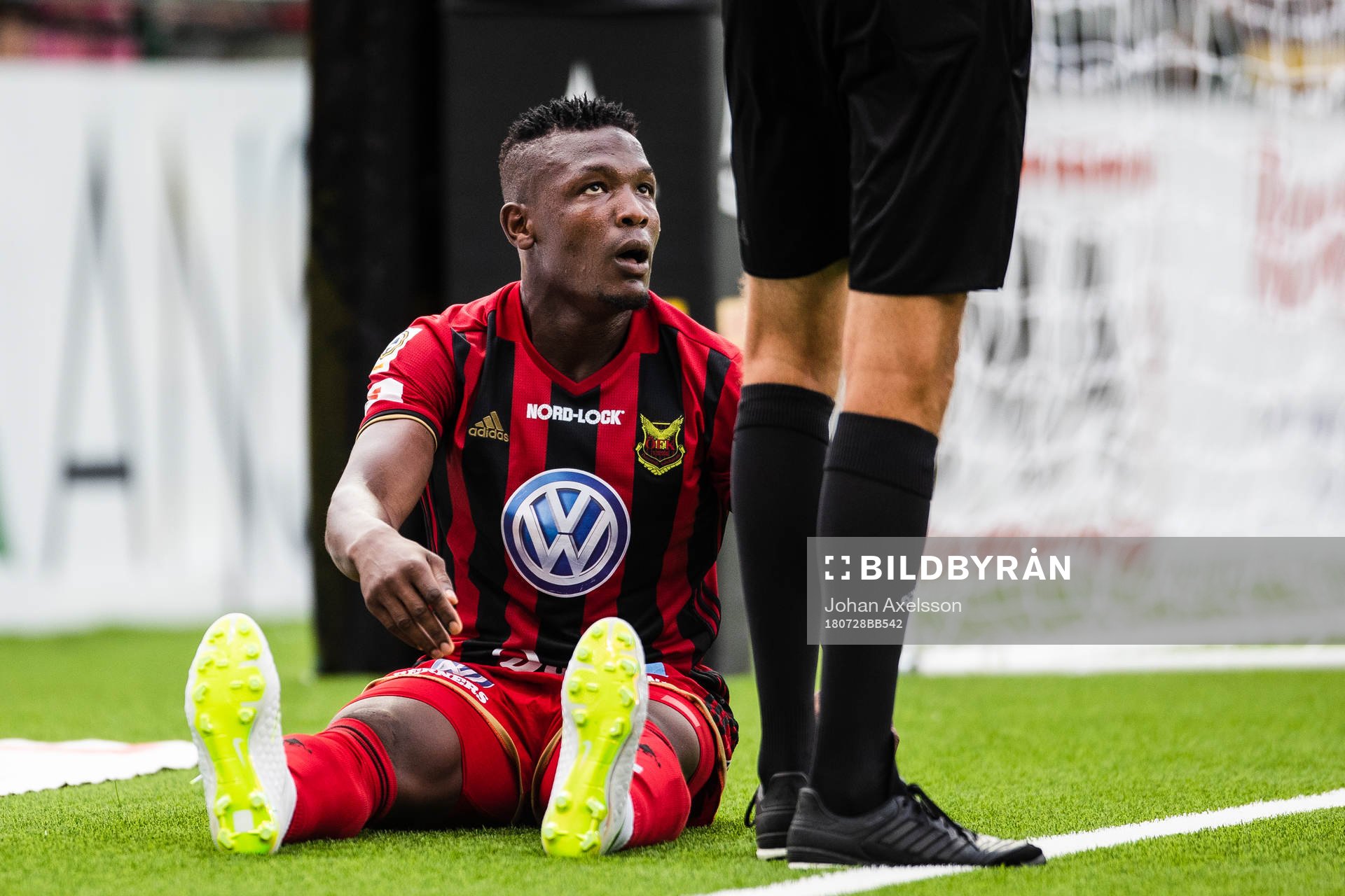 Östersunds Salisu Abdullahi Gero sitter ner och reagerar