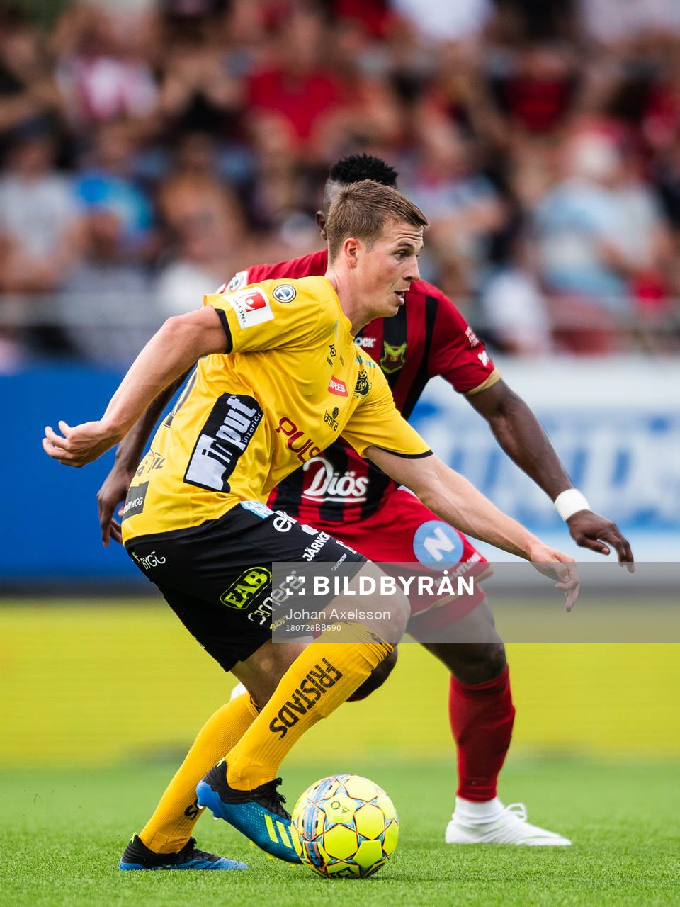 Elfsborgs Simon Olsson och Östersunds Salisu Abdullahi