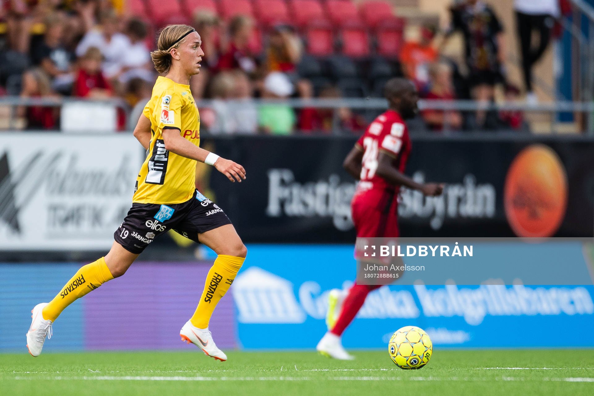 Elfsborgs Jesper Karlsson driver bollen under fotbollsmatchen i Allsvenskan mellan Östersund och Elfsborg den 28 juli 2018 i Östersund.