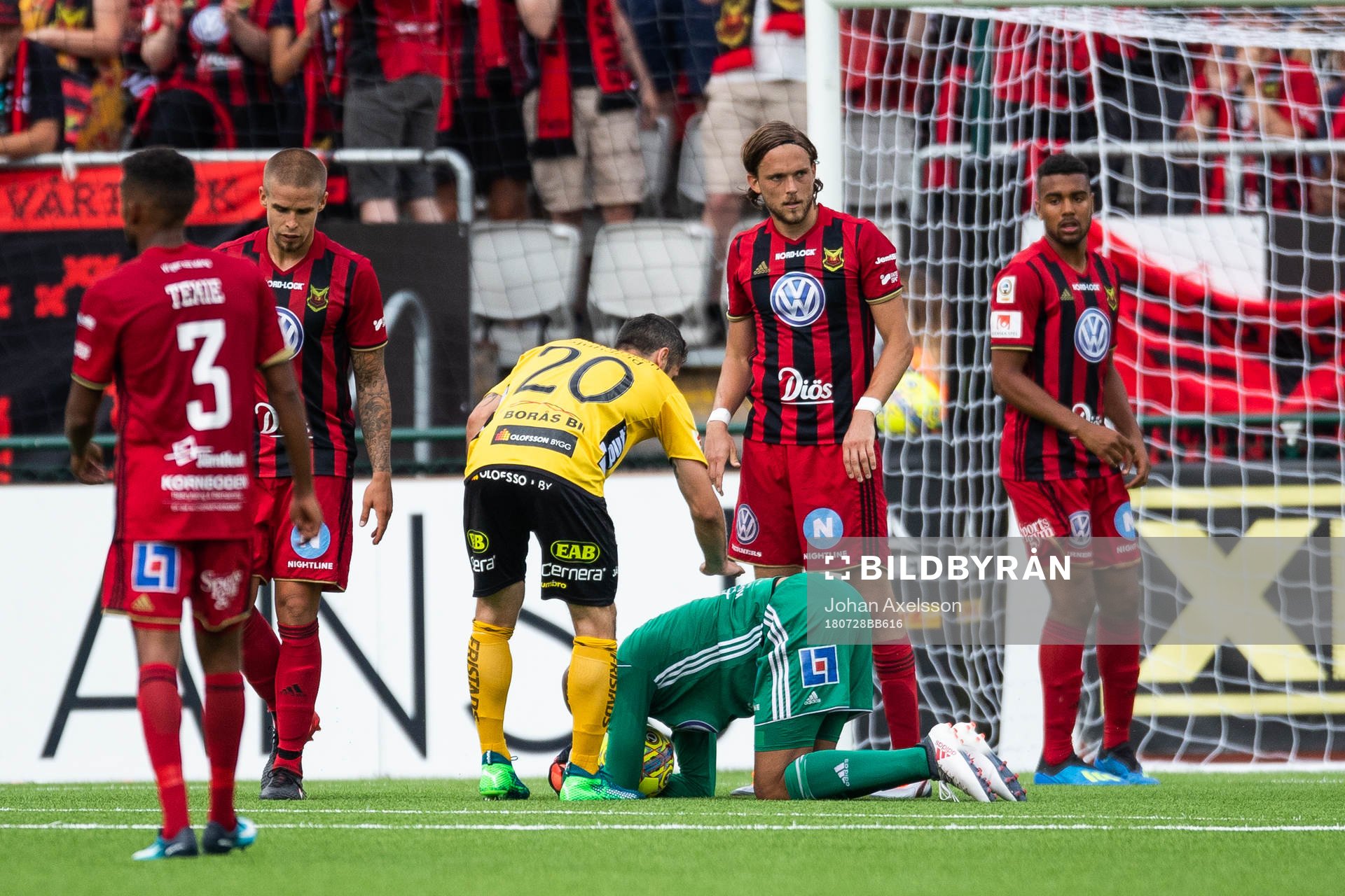 Elfsborgs Emir Bajrami klappar om Östersunds målvakt Aly