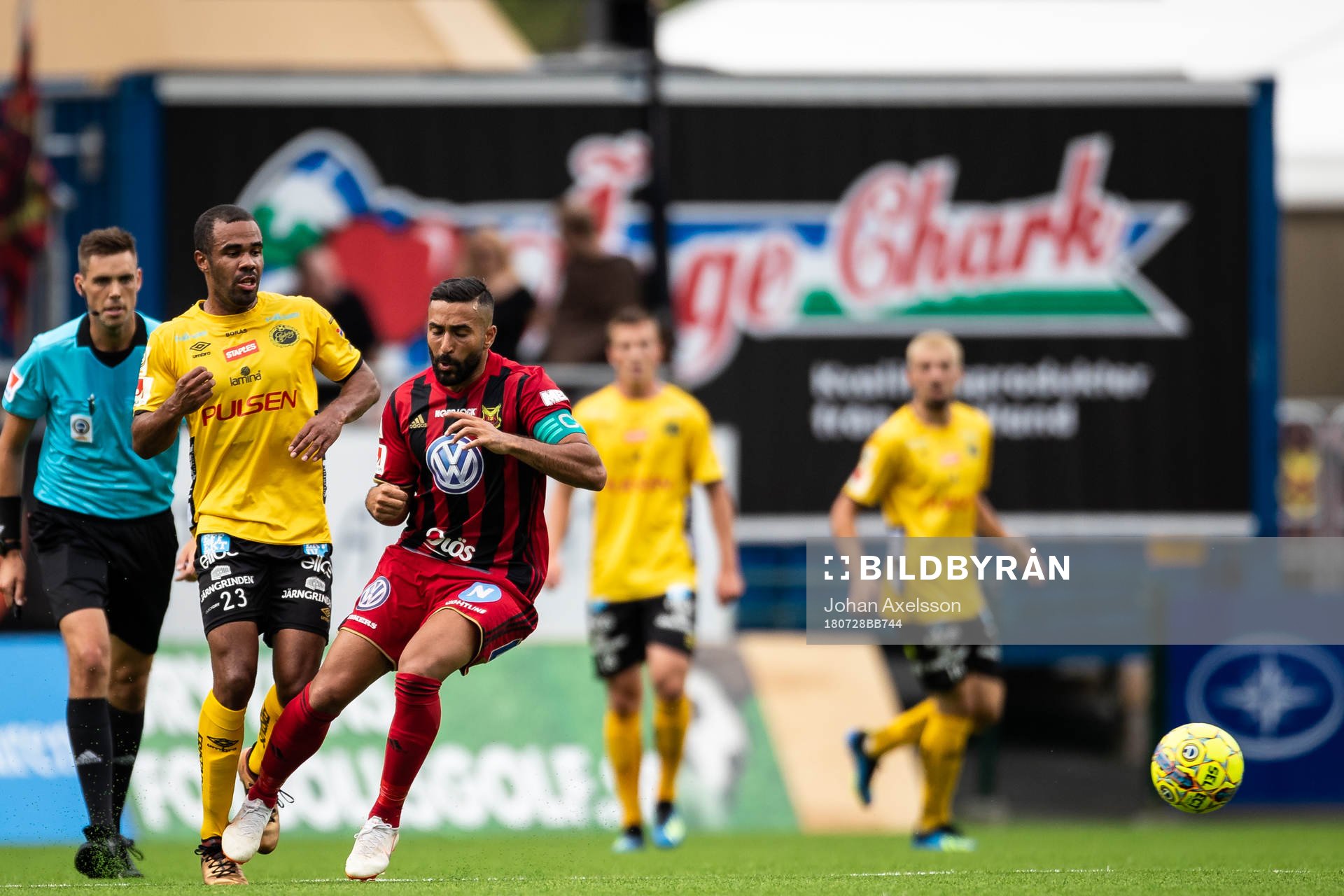 Elfsborgs Alex Dyer och Östersunds Saman Ghoddos i kamp