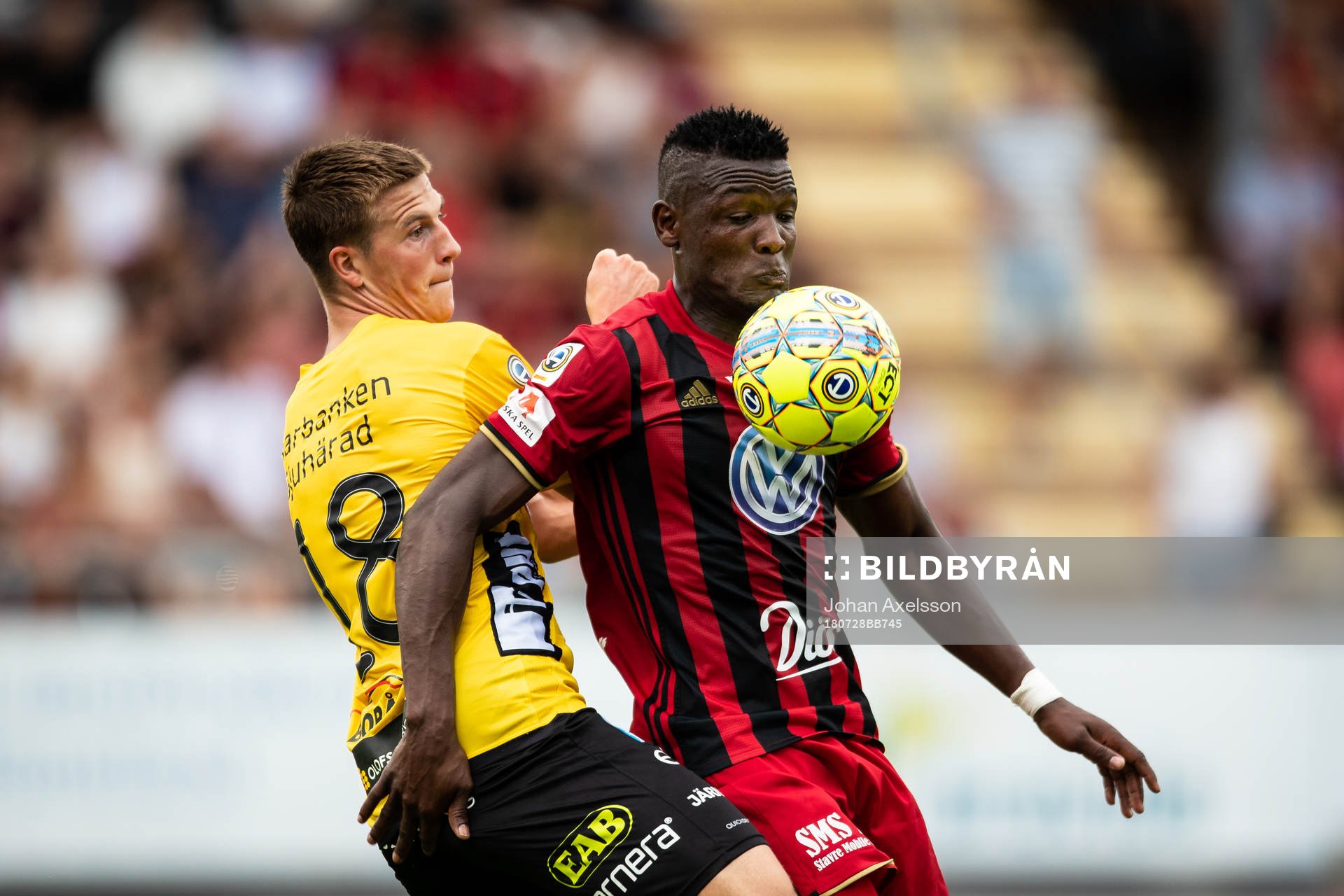 Elfsborgs Simon Olsson och Östersunds Alhaji Gero i kamp