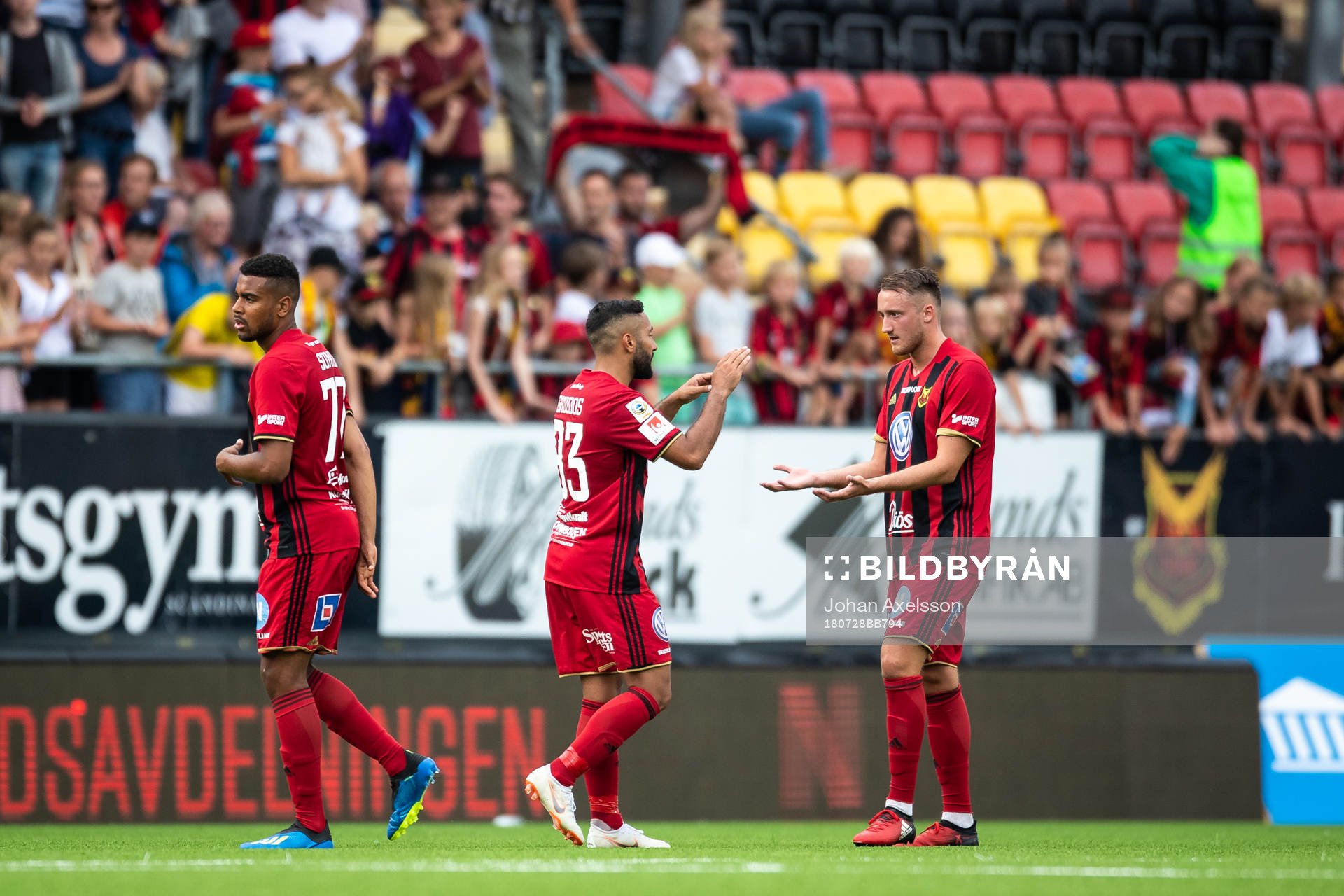 Östersunds Saman Ghoddos och Smajl Suljevic jublar efter vinsten. Till vänster syns även Östersunds Noah Sonko Sundberg under fotbollsmatchen i Allsvenskan mellan Östersund och Elfsborg den 28 juli 2018 i Östersund.