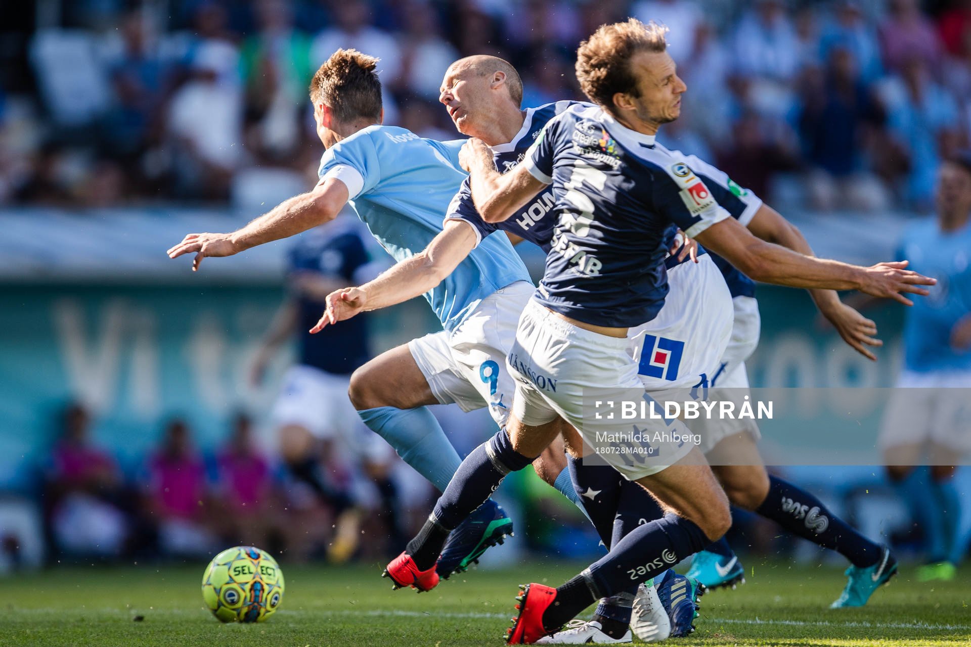 Malmö FFs Markus Rosenberg dras omkull av Norrköpings