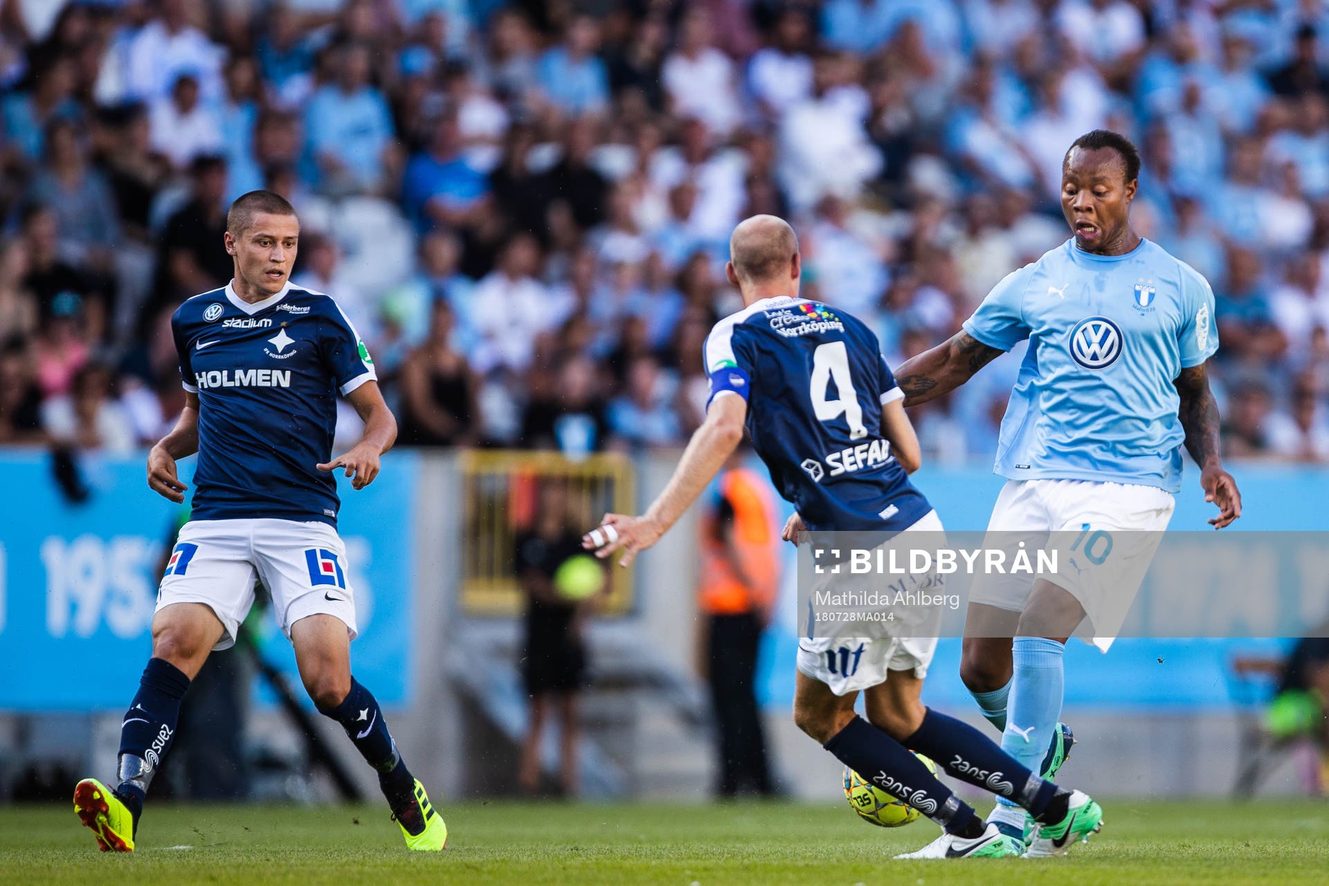 Malmö FFs Carlos Strandberg driver bollen mot Norrköpings