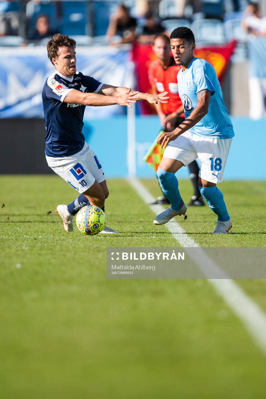Norrköpings Simon Skrabb och Malmö FFs Romain Gall i kamp