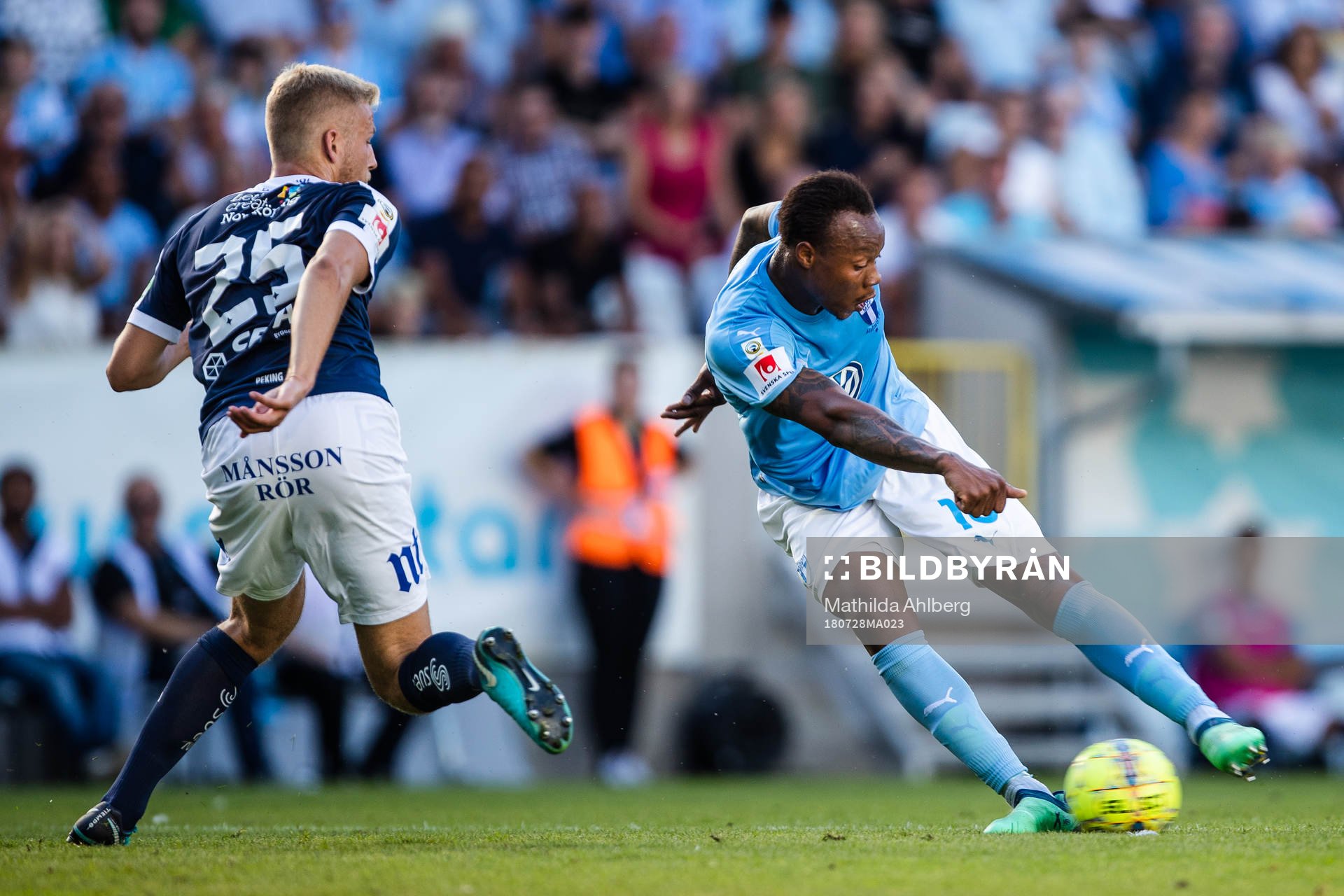 Norrköpings Filip Dagerstål försvarar mot Malmö FFs