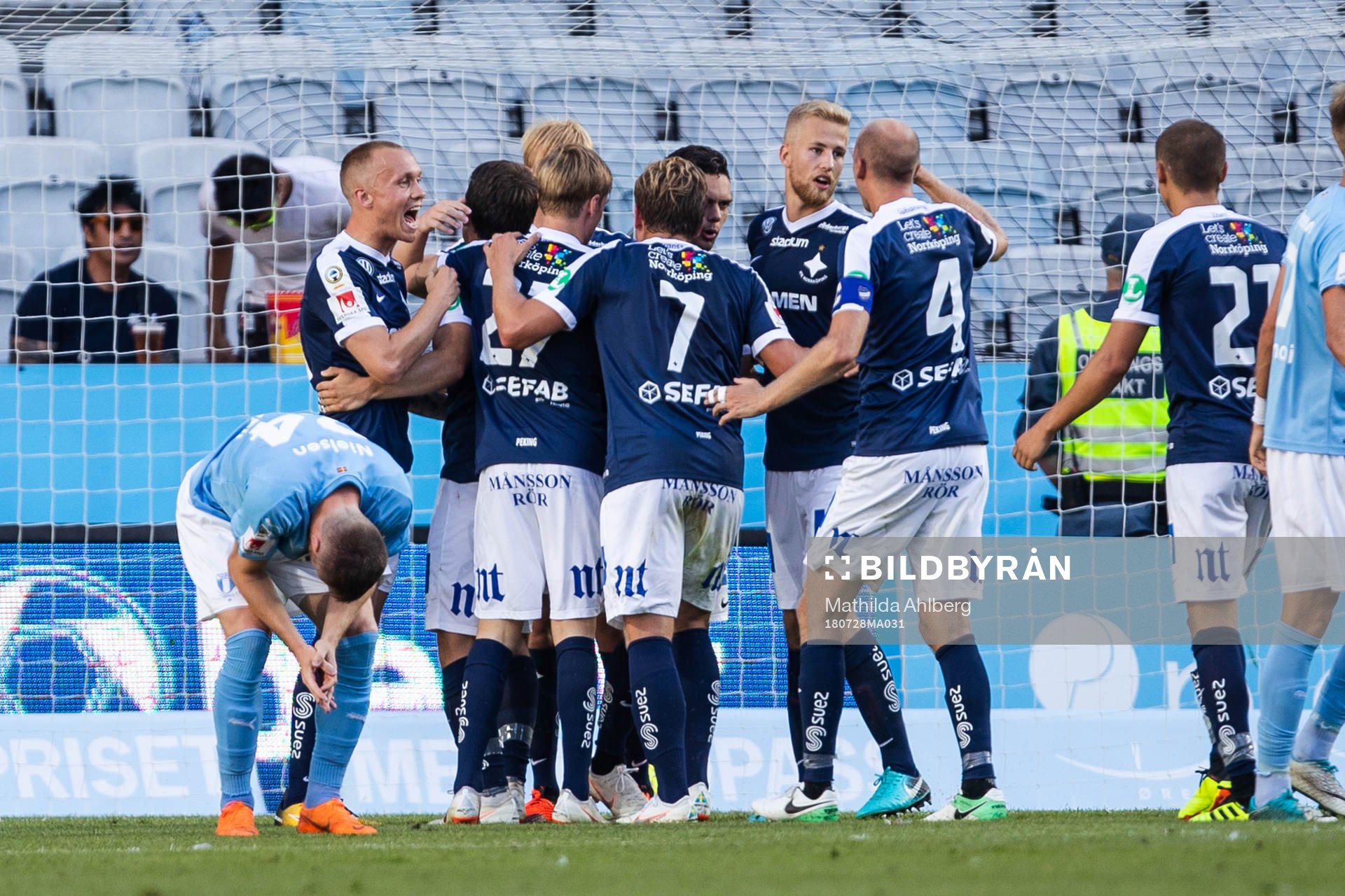 Norrköpings Simon Skrabb jublar med lagkamrater