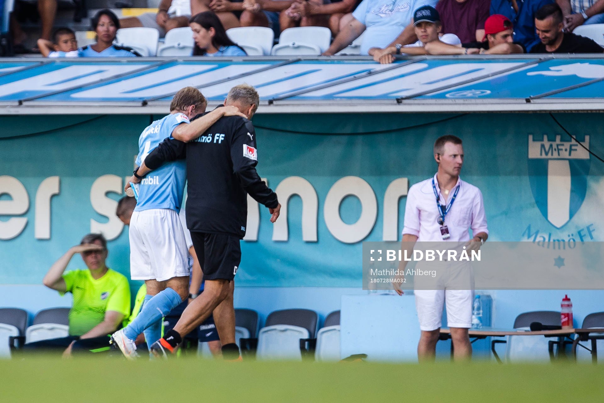 Malmö FFs Oscar Lewicki hjälps av planen