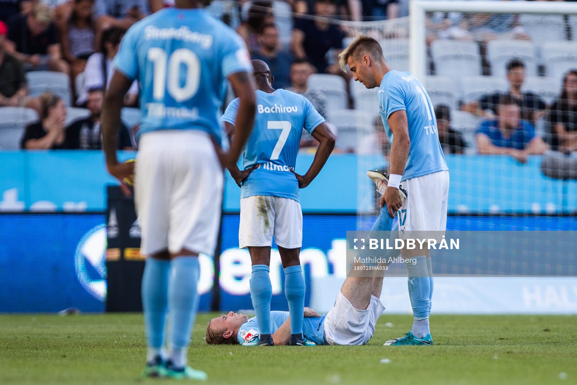 Malmö FFs Oscar Lewicki ligger och hjälps av Rasmus