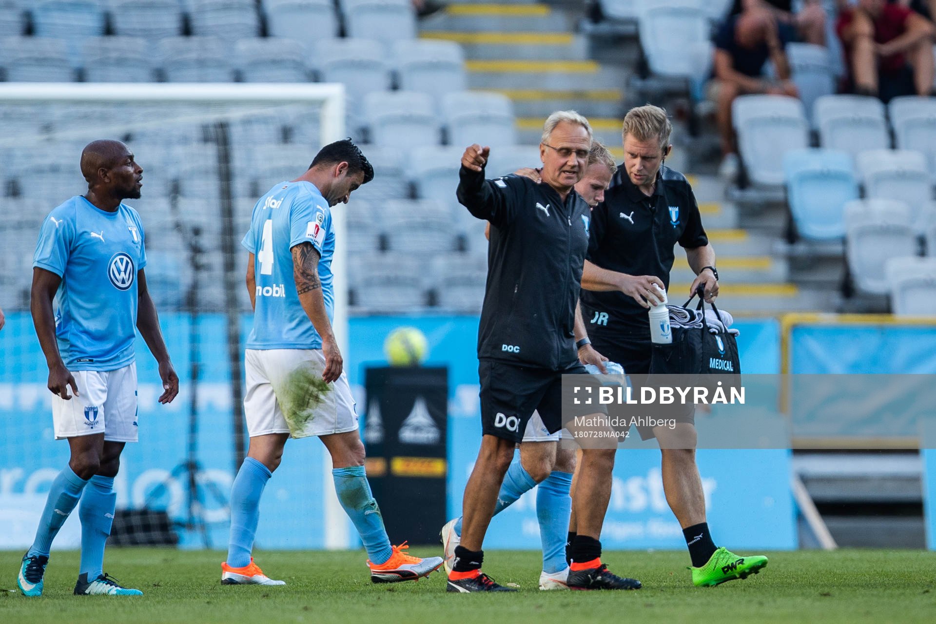 Malmö FFs Oscar Lewicki hjälps av plan