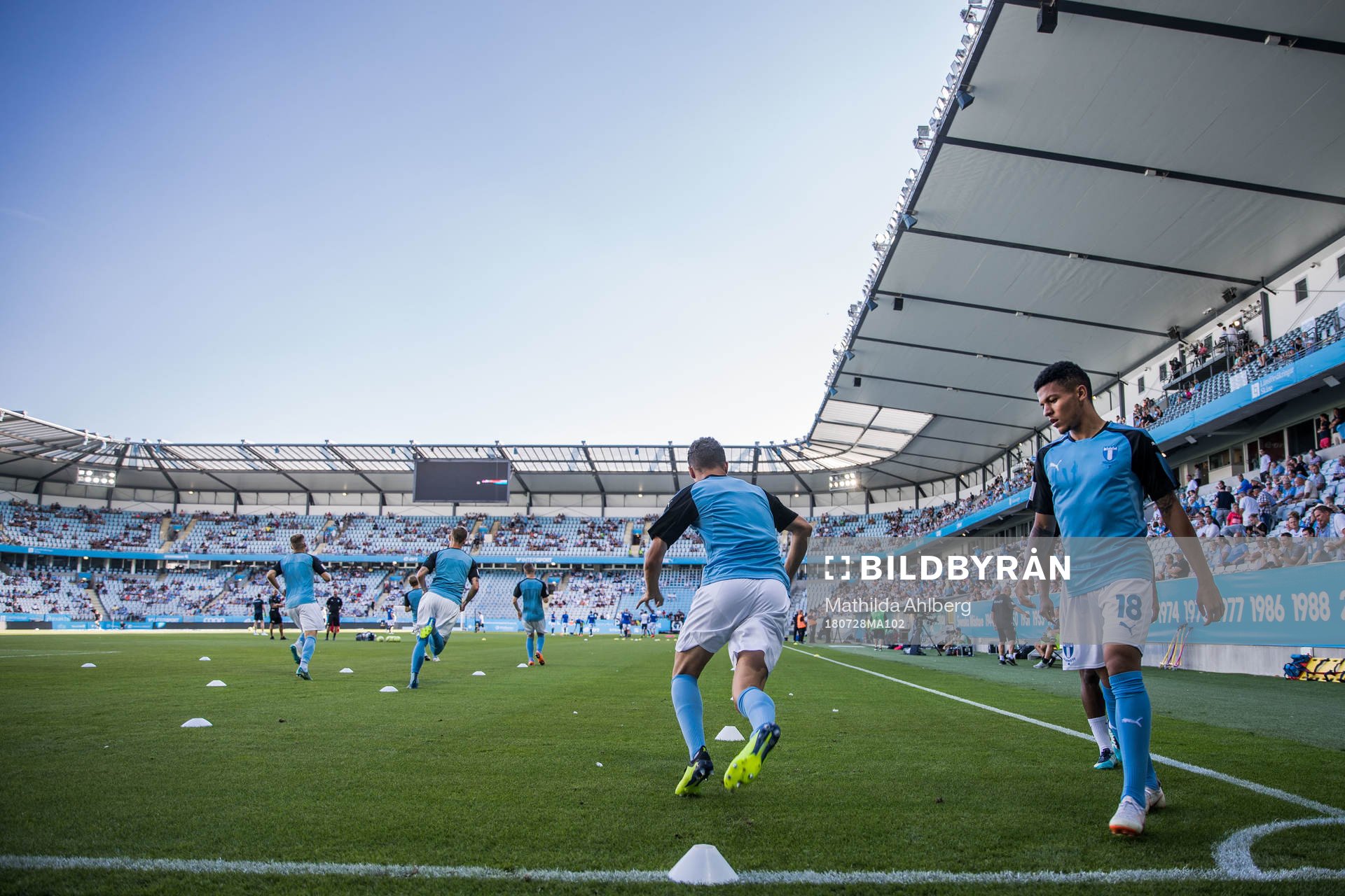 Malmö FFs Romain Gall värmer upp
